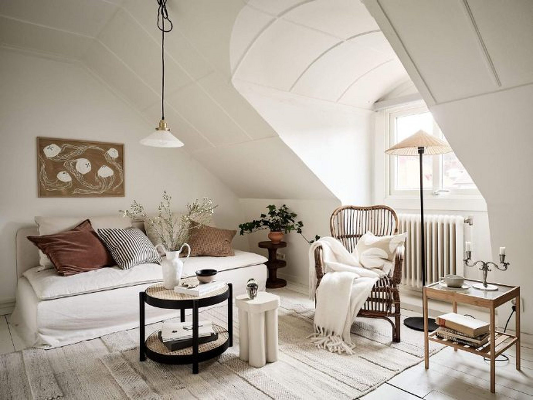 白色斯堪的纳维亚阁楼公寓,倾斜天花和窗户反而有其可爱之处