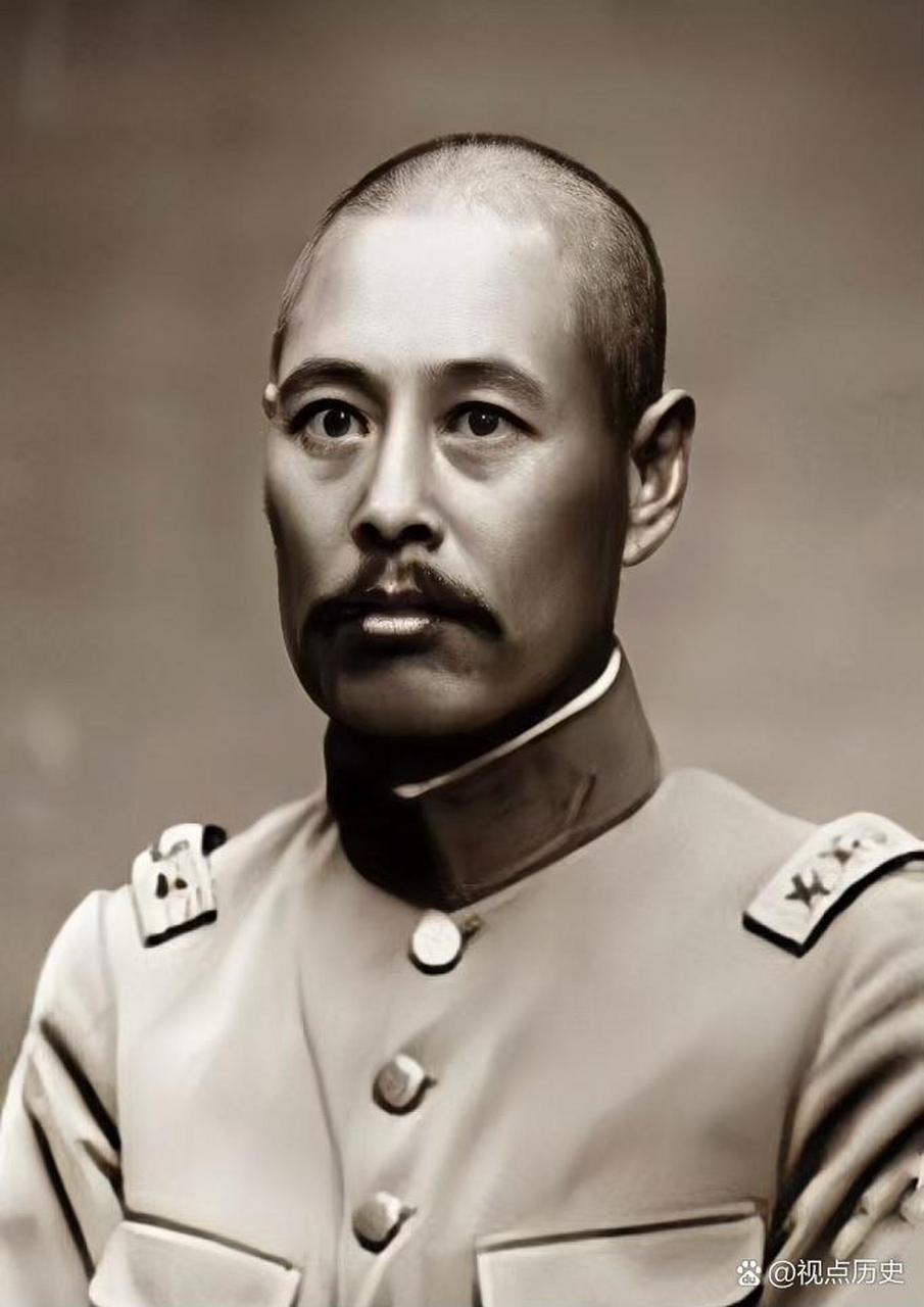 1939年,一代枭雄吴佩孚,陪家人享用丰盛的晚餐.