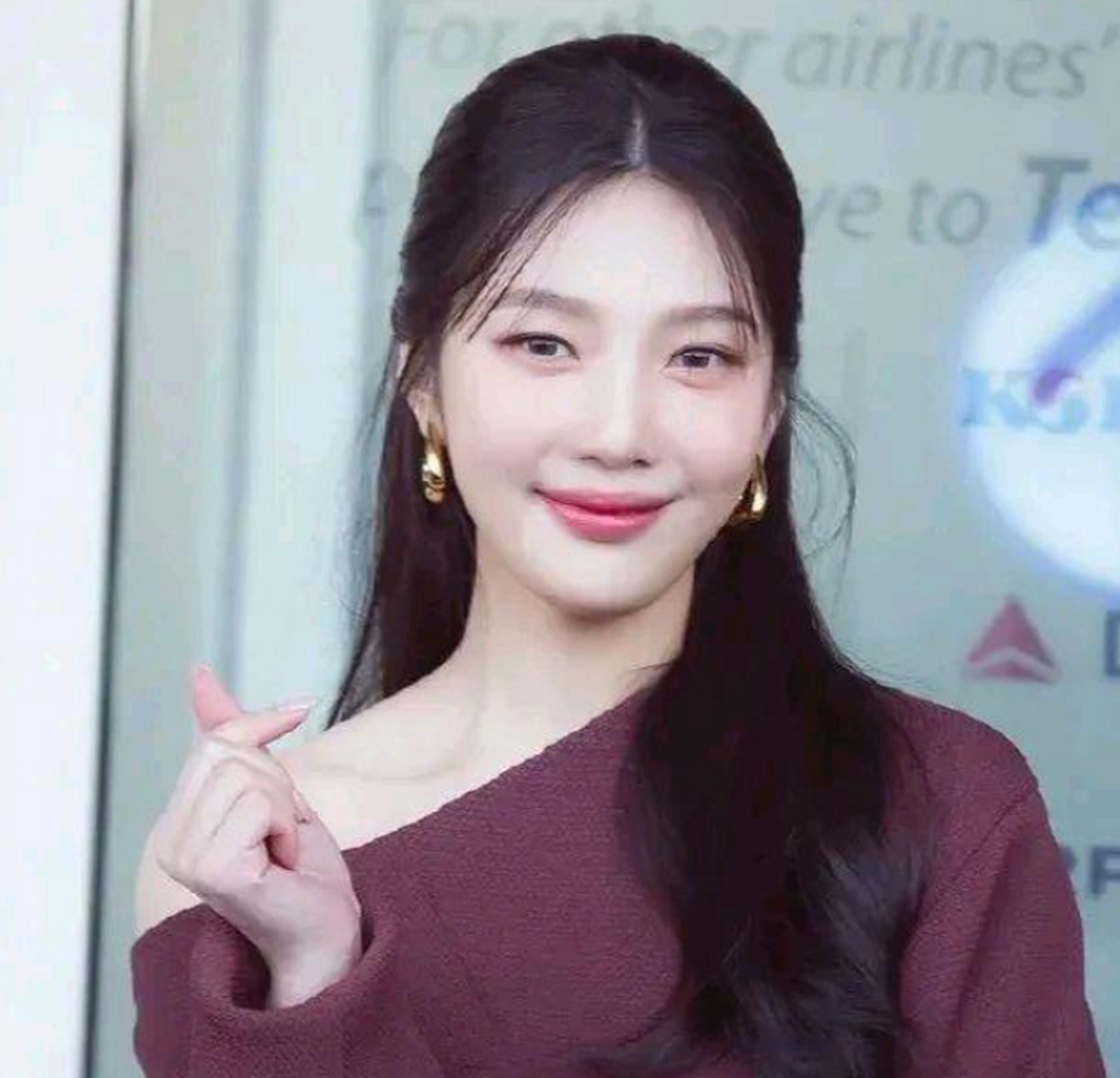 朴秀荣,身着酒红色长裙,秀香肩!