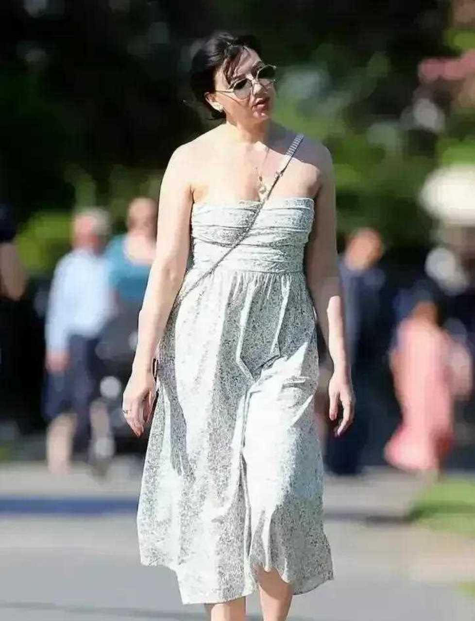 万万没想到,英国超模戴西,水桶腰,最少0斤体重,一双"大象腿"也让众多