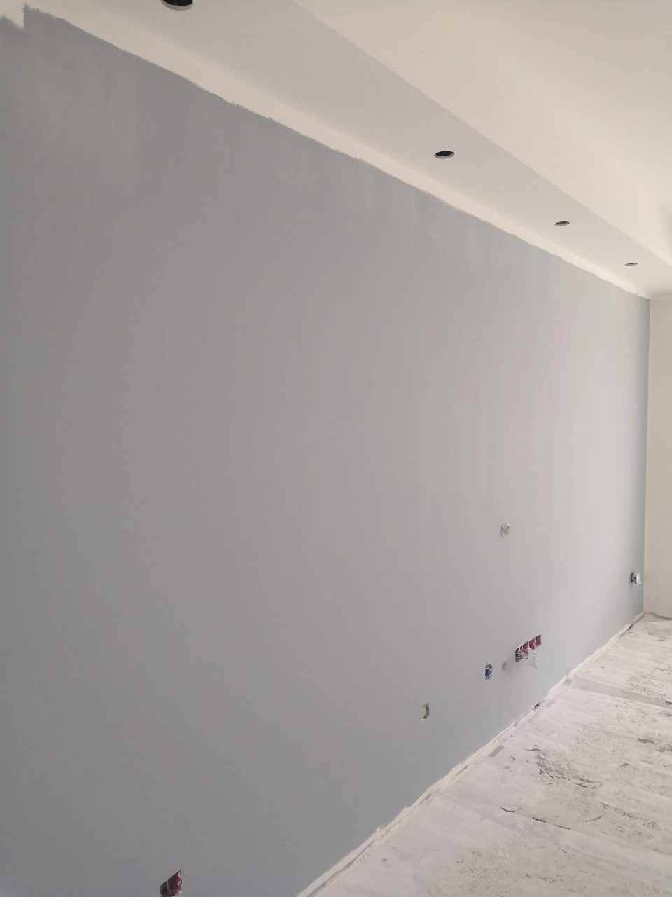 客厅电视背景墙和沙发背景墙,选择了灰蓝色乳胶漆,真的是近看是漆,远