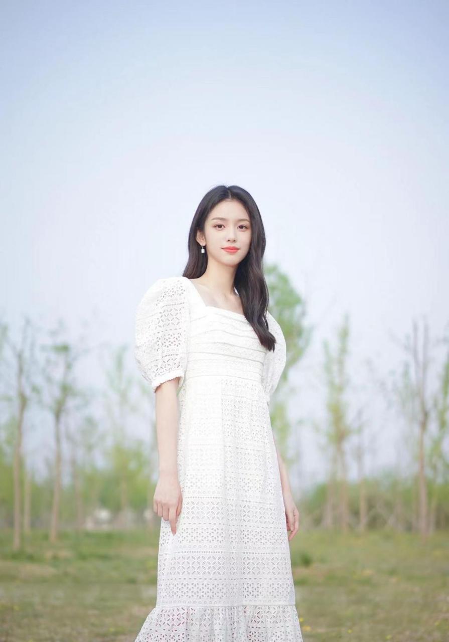 周也这组写真好有春日气息,用小野花做发饰也是玩味十足了[比心]清纯