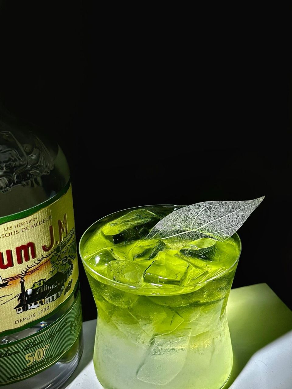 10ml     泰式绿茶:30ml  制作方法:      在摇壶中加入朗姆酒,椰子水