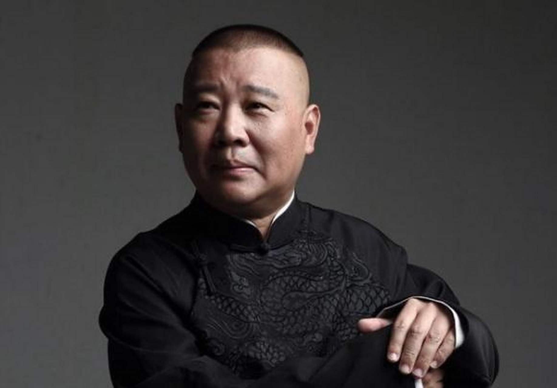 可郭德纲刚坐在沙发上,王惠父母便怒气冲冲的出来了,把礼物连同郭德纲