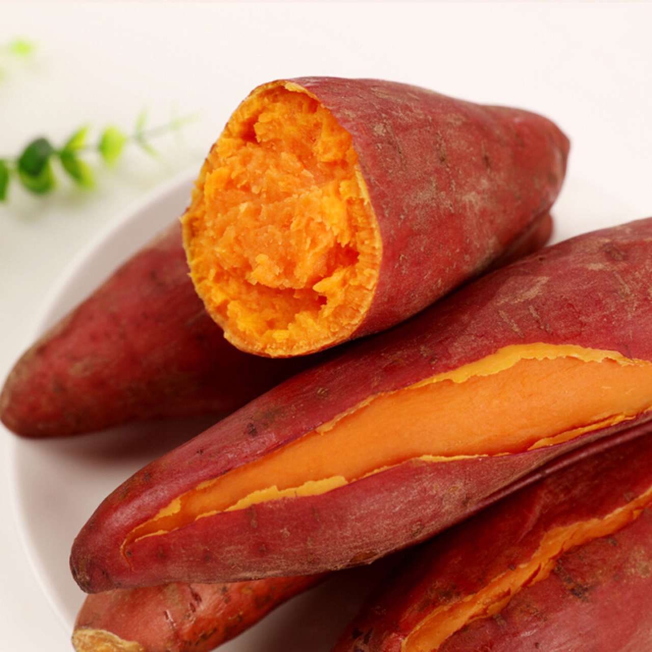 许多人认为红薯是一种健康的食物,但是,是否可以多吃红薯来减肥呢?