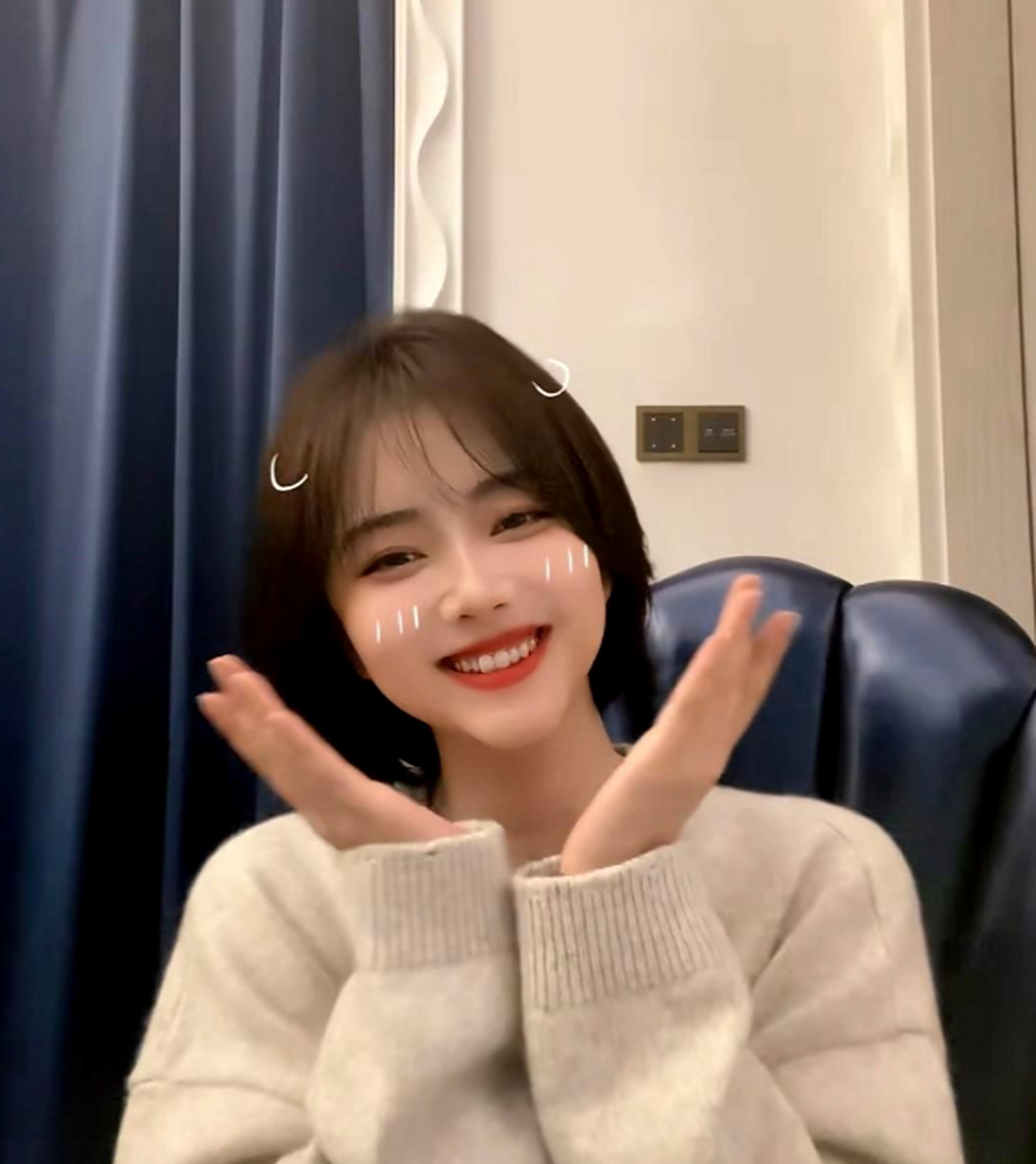 谭松韵真的非常适合这款齐刘海短发,让她看起来更加青春动人,古灵精怪