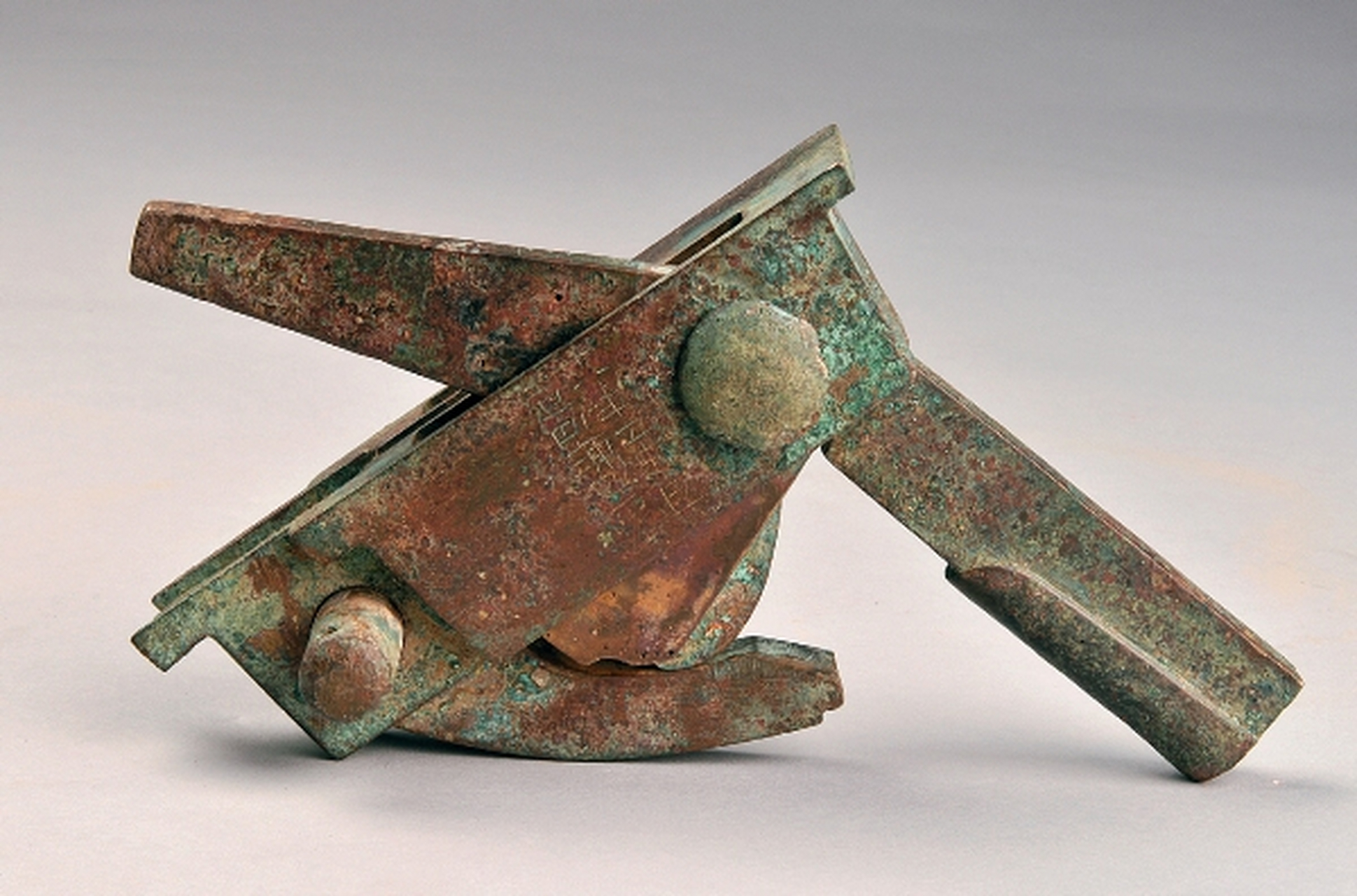 汉代的弩不仅是当时军工技术的高水平浓缩,同时也是精美的艺术品.