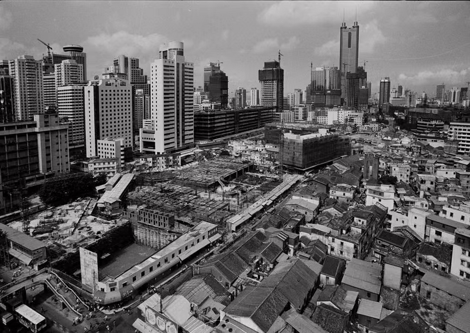 1982年,100列火车载着2万名基建工程兵到深圳特区建设.