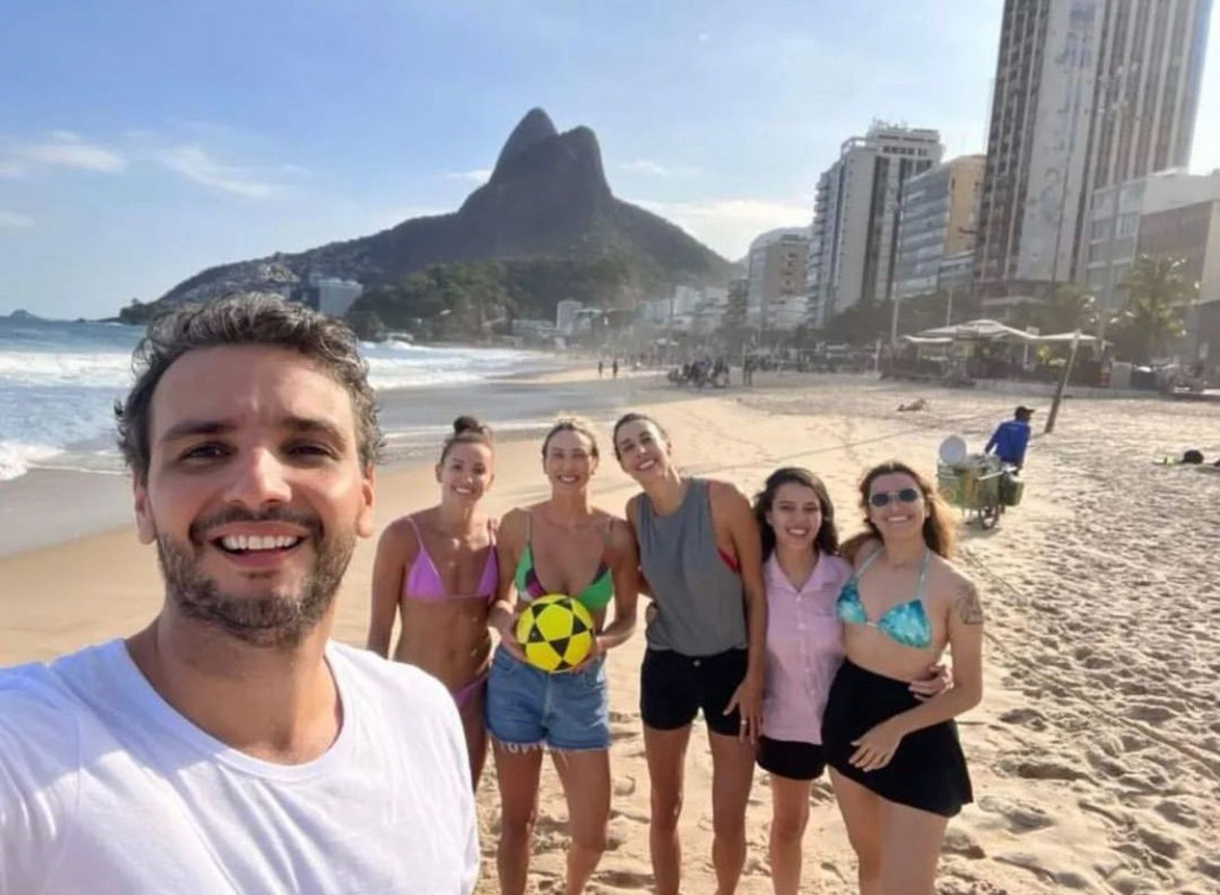 谢拉&加比两口子跟友人一起海边度假happy  绿bra的也认识吧  巴西