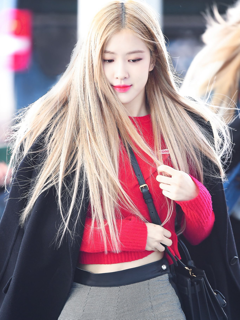 穿搭示范 roes朴彩英日常私服穿搭分享 红色毛衣超级提气色的啊