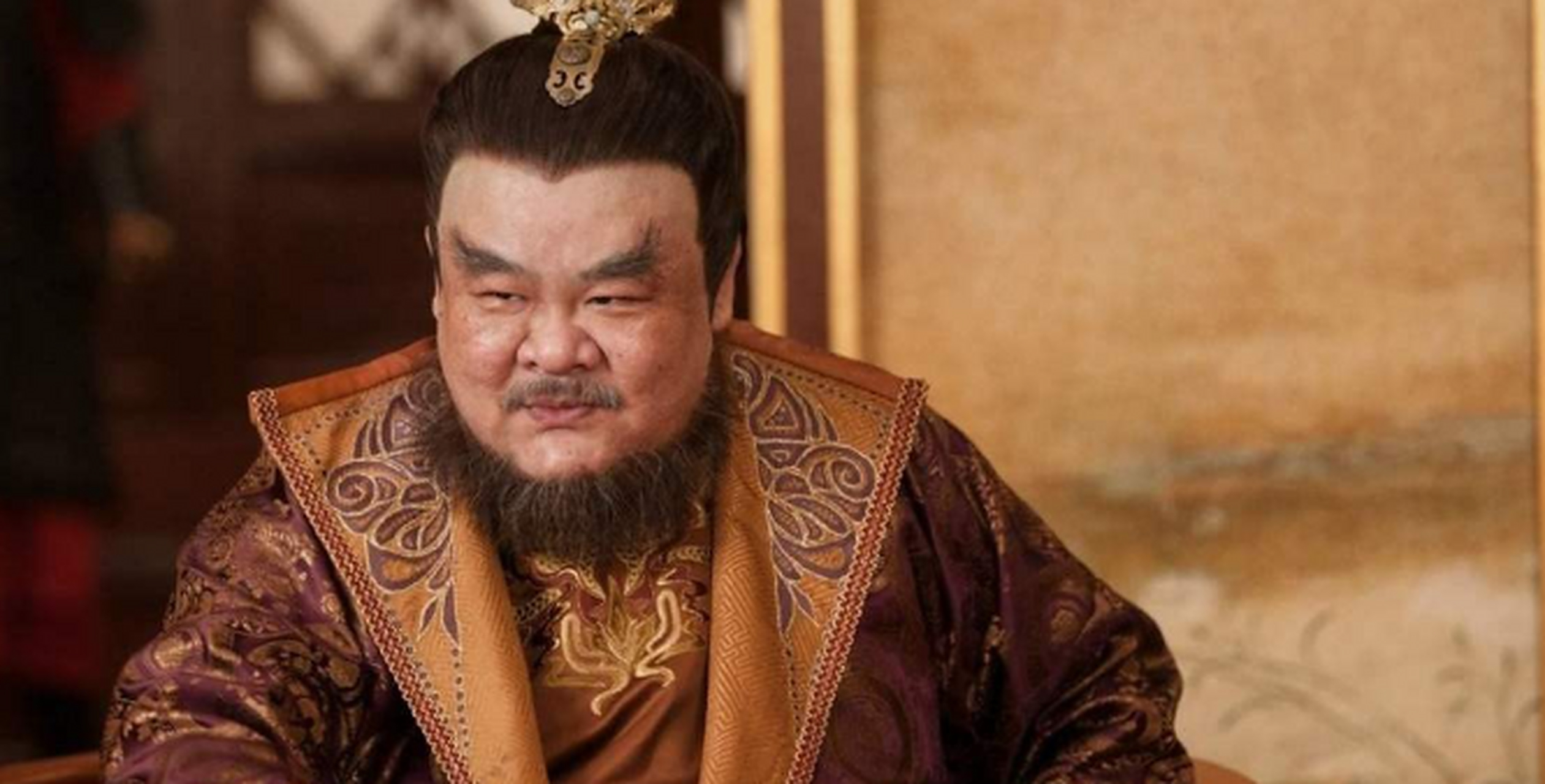 安禄山进入杨贵妃的寝宫时,被唐玄宗看见了,他内心不平静,他想看看