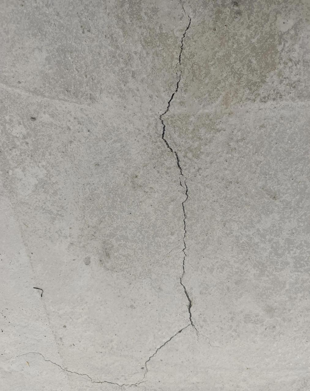 楼板裂缝被亲戚知道了,今天给我分析了原因,说是水泥用多了,120个平方