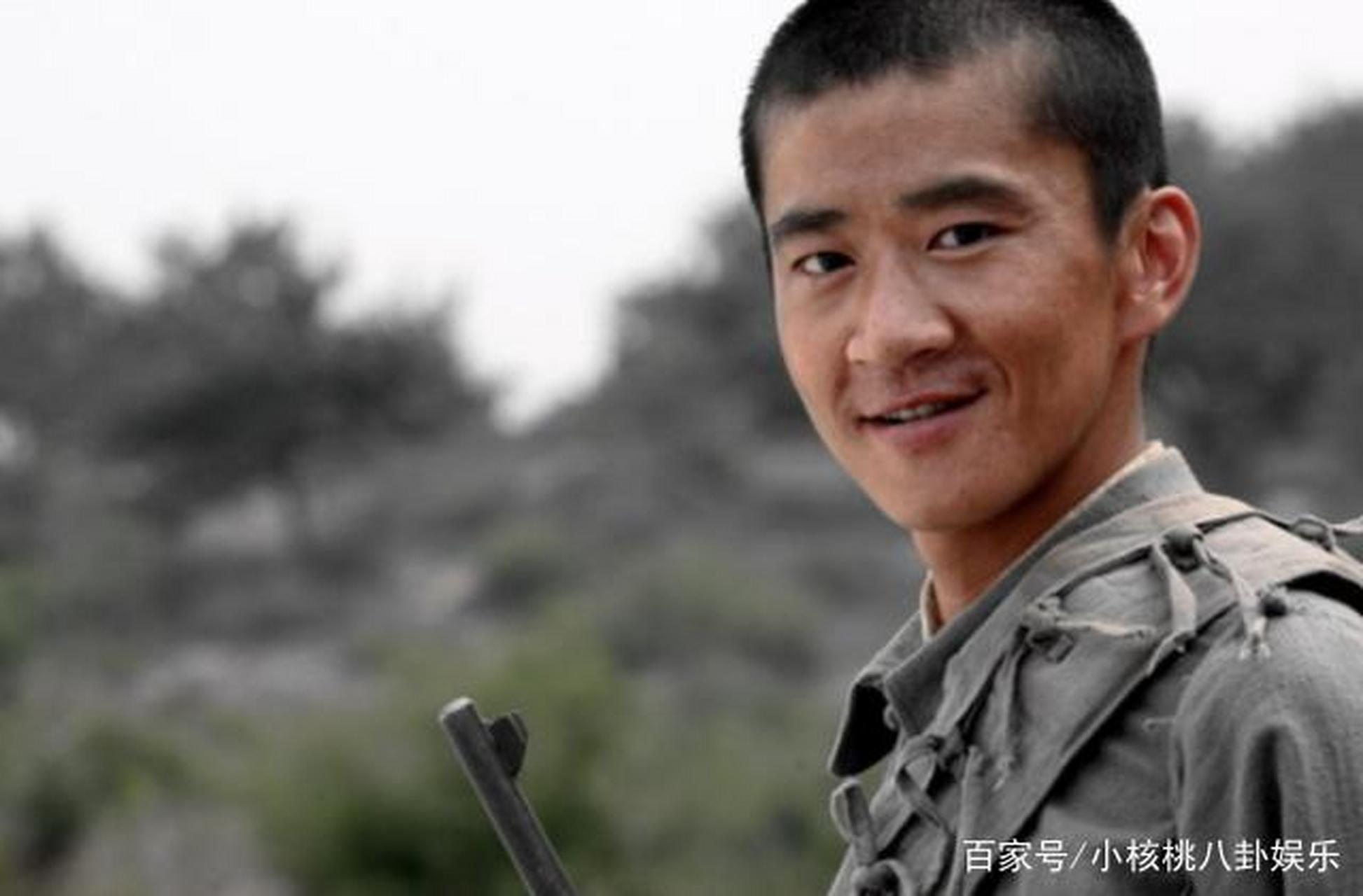 视频中李嘉明和演员杜鹃儿一同出镜,李嘉明手上拿着19年3月,像演员