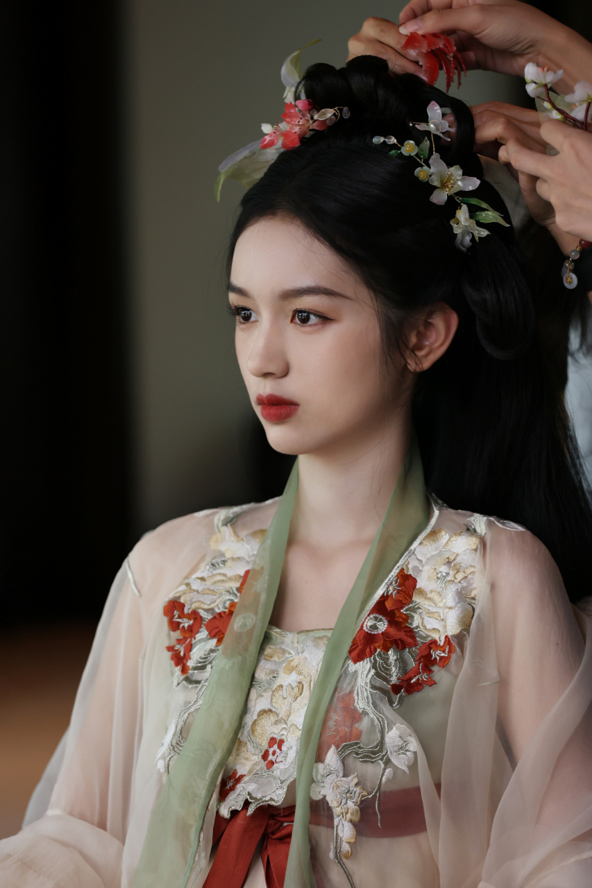 周也古装美照惊艳网友,薄纱古装精致优雅,红唇团扇温柔娇俏,网友:这是