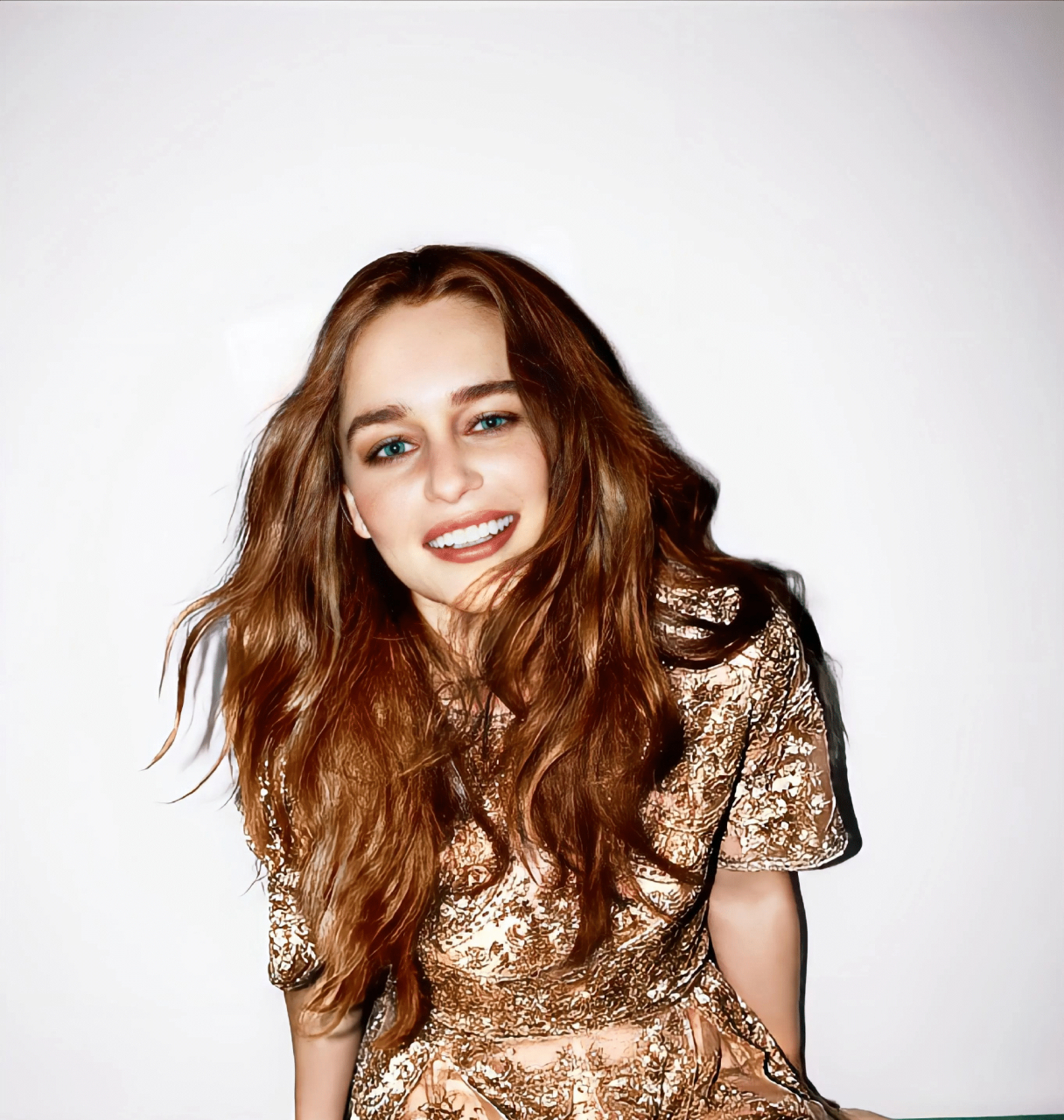 "龙妈"艾米莉亚·克拉克眉毛实力抢镜,穿搭更是小个子典范