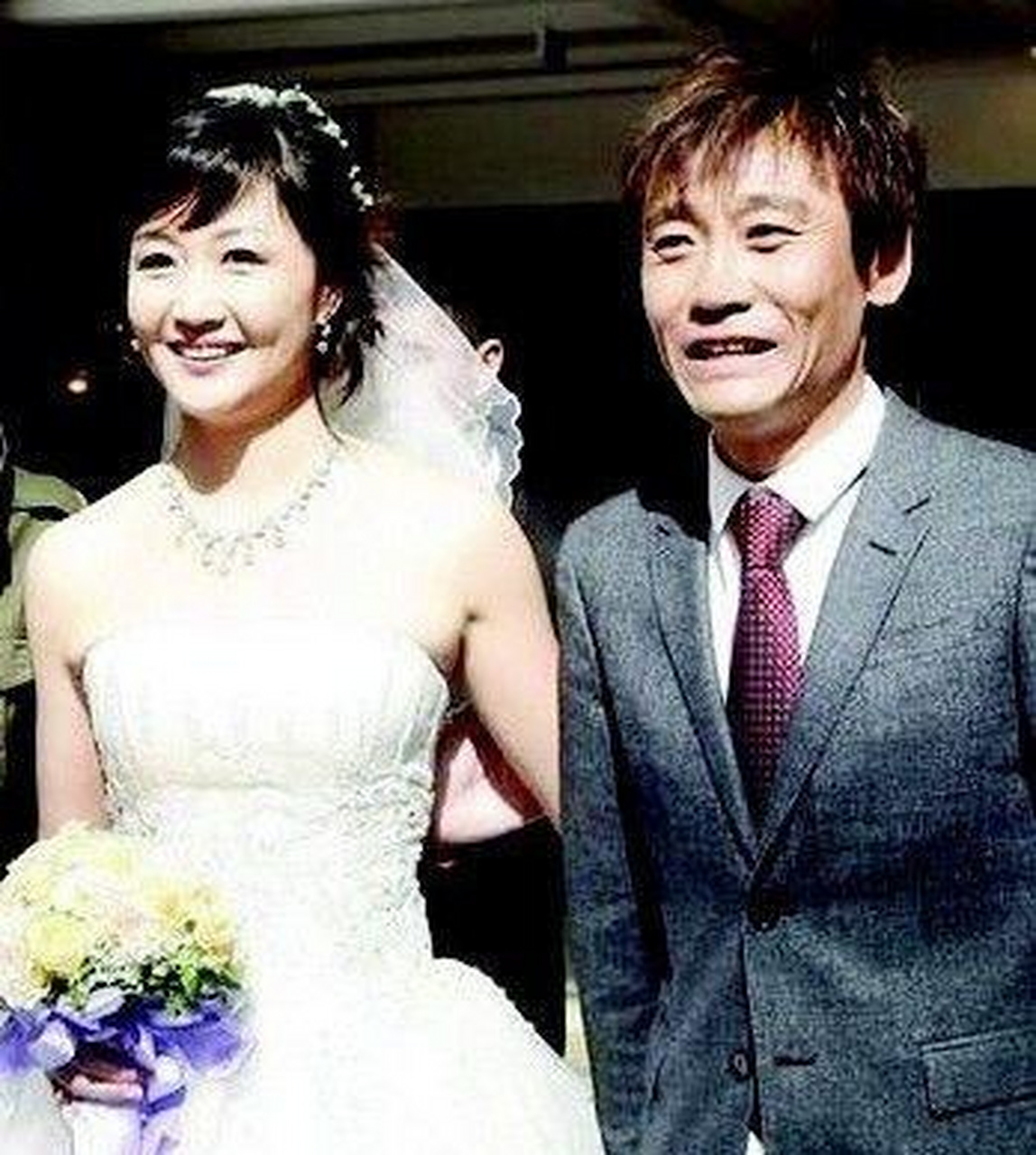 当时的高峰竟然和一位在酒吧当驻唱歌手的王纳文已经有一个私生子,这