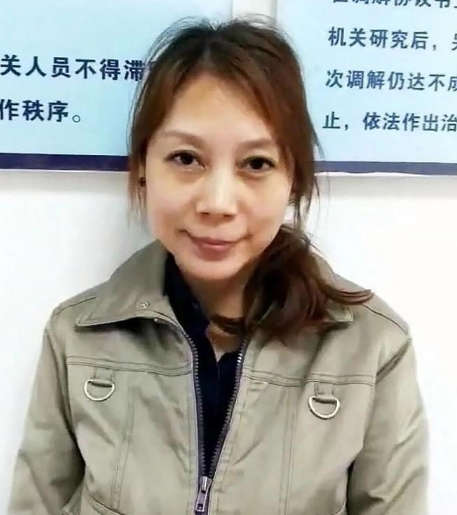 最奇葩的是:在最后会见劳荣枝时,劳荣枝还问姐姐要她被抓前男友的手机