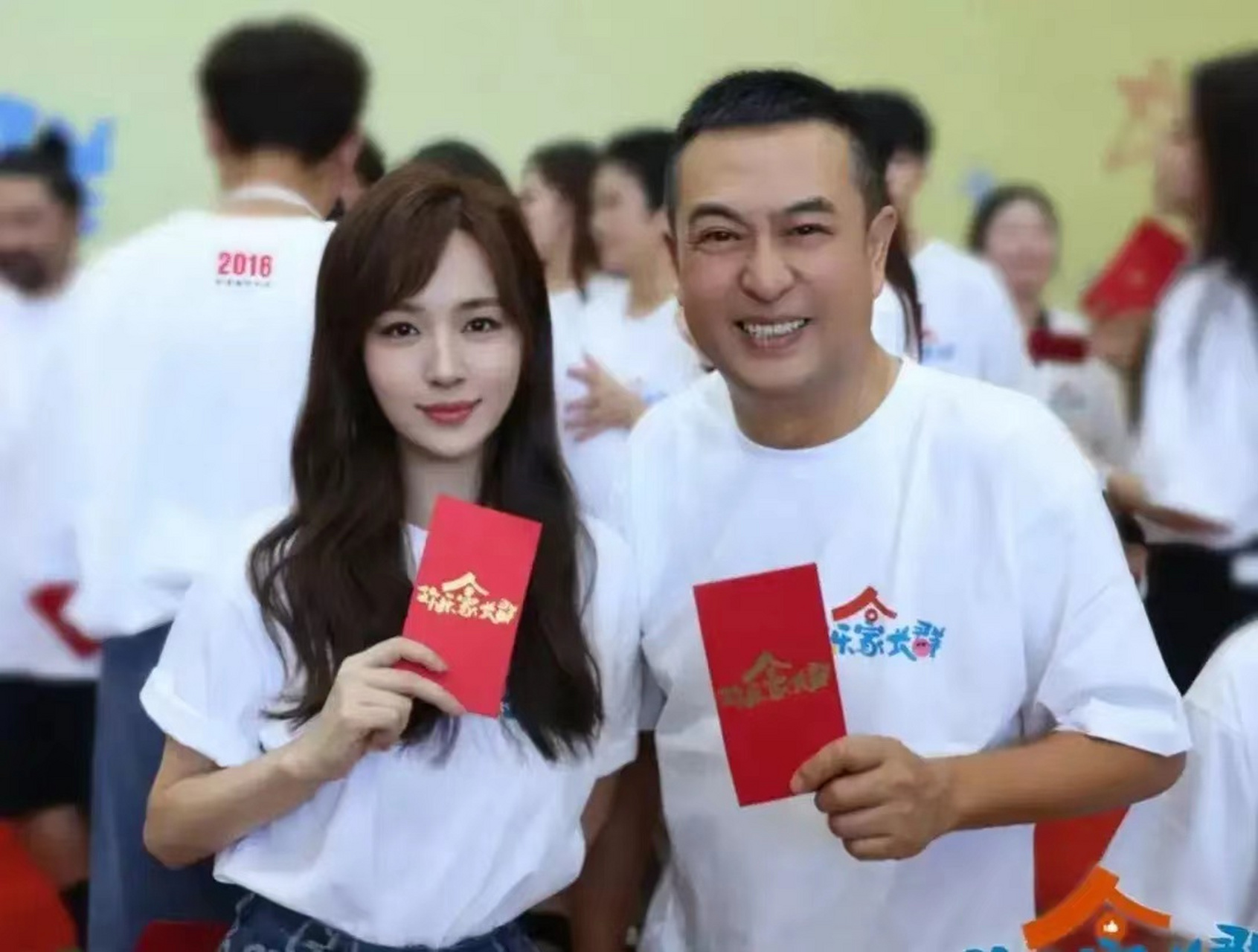 近日,35岁女演员王晓晨在社交平台晒出和张嘉译的合影,并配文:七年