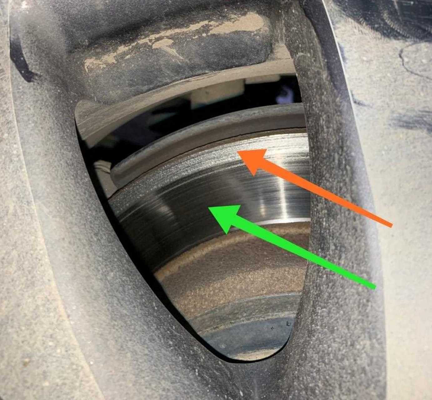 车主说踩刹车异响声很大,开了一天还是这样.