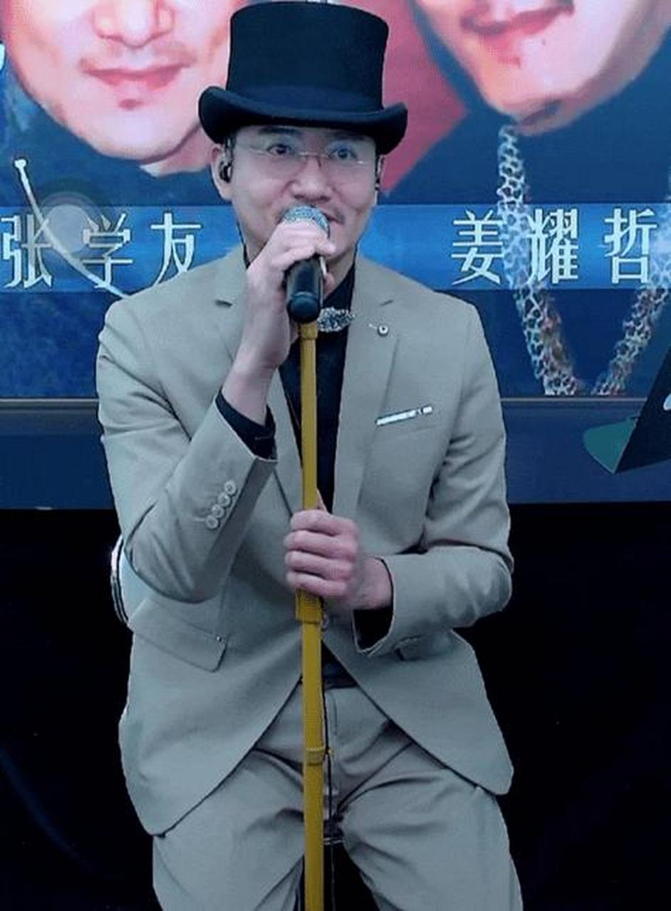 1月9日,模仿秀冠军姜耀哲,打扮得和张学友一模一样,卖力唱着天王的