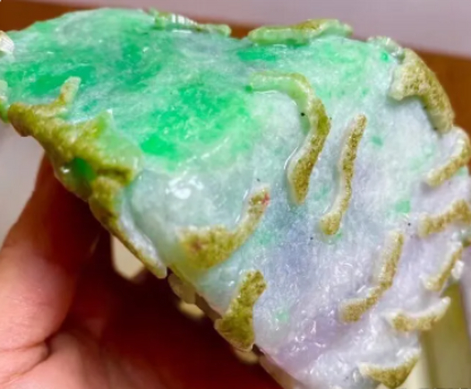 点击头像看直播##翡翠原石# 后江经典开窗三彩手镯料,1公斤,春彩醋佑