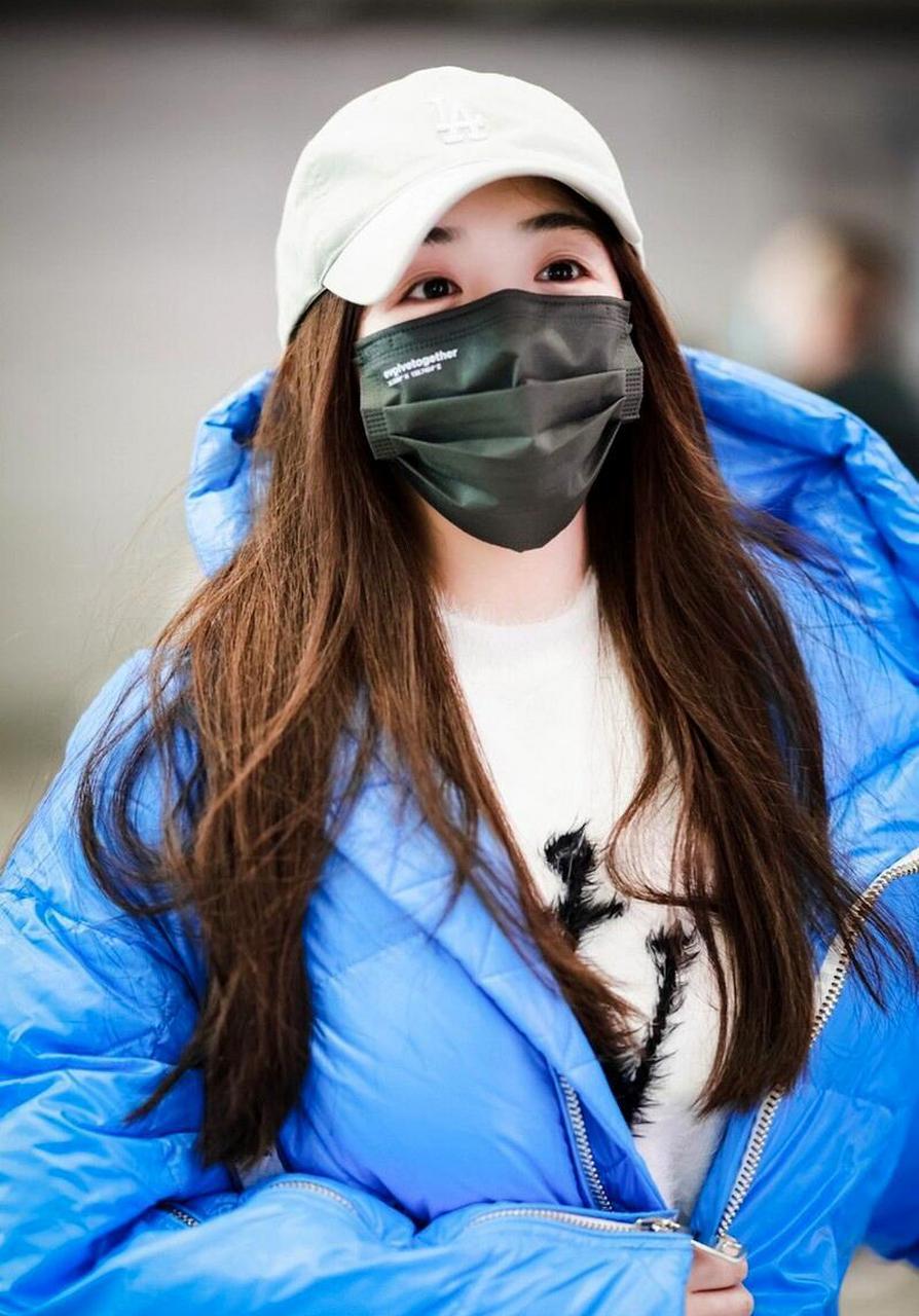 张含韵机场街拍 荧光蓝面包服搭 牛仔裤 甜美可爱气质好