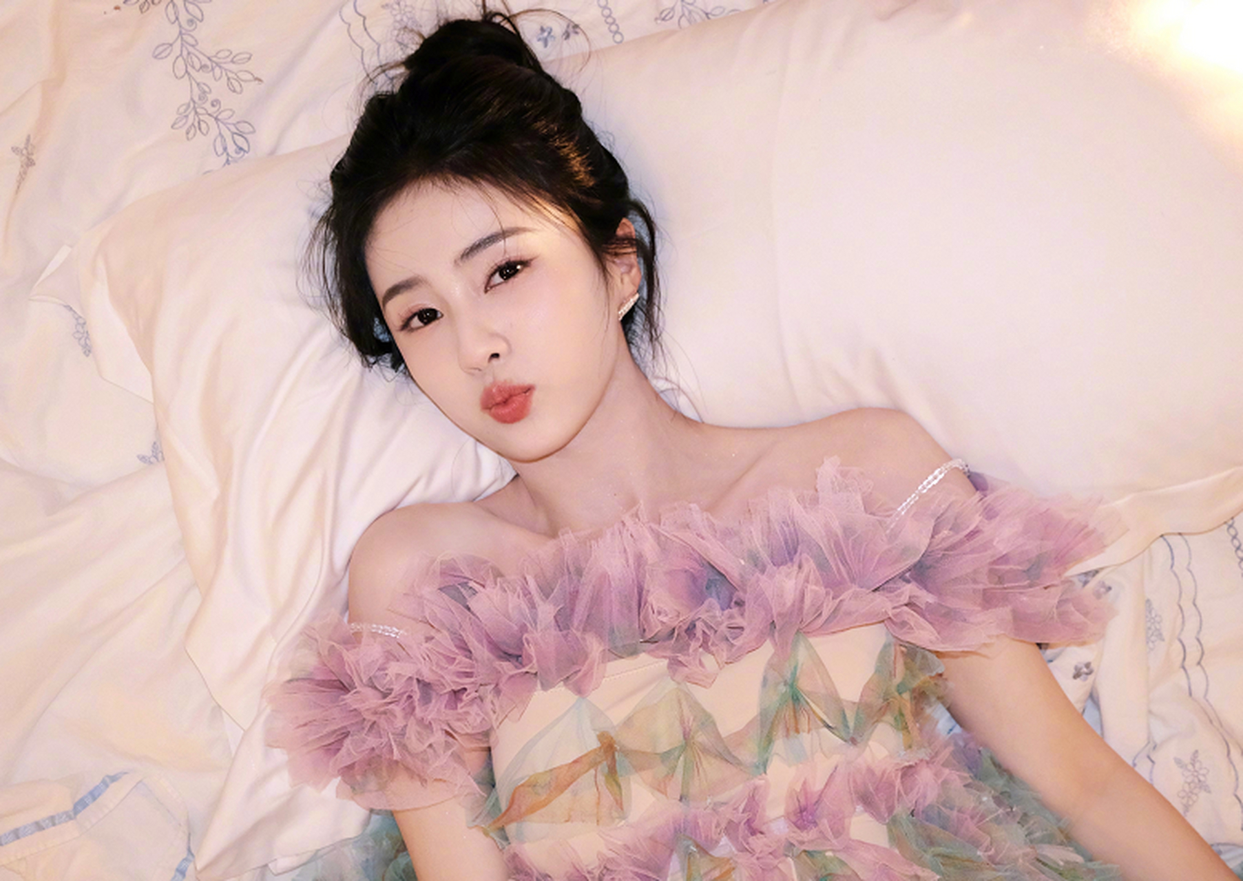 白鹿这组照片好慵懒.