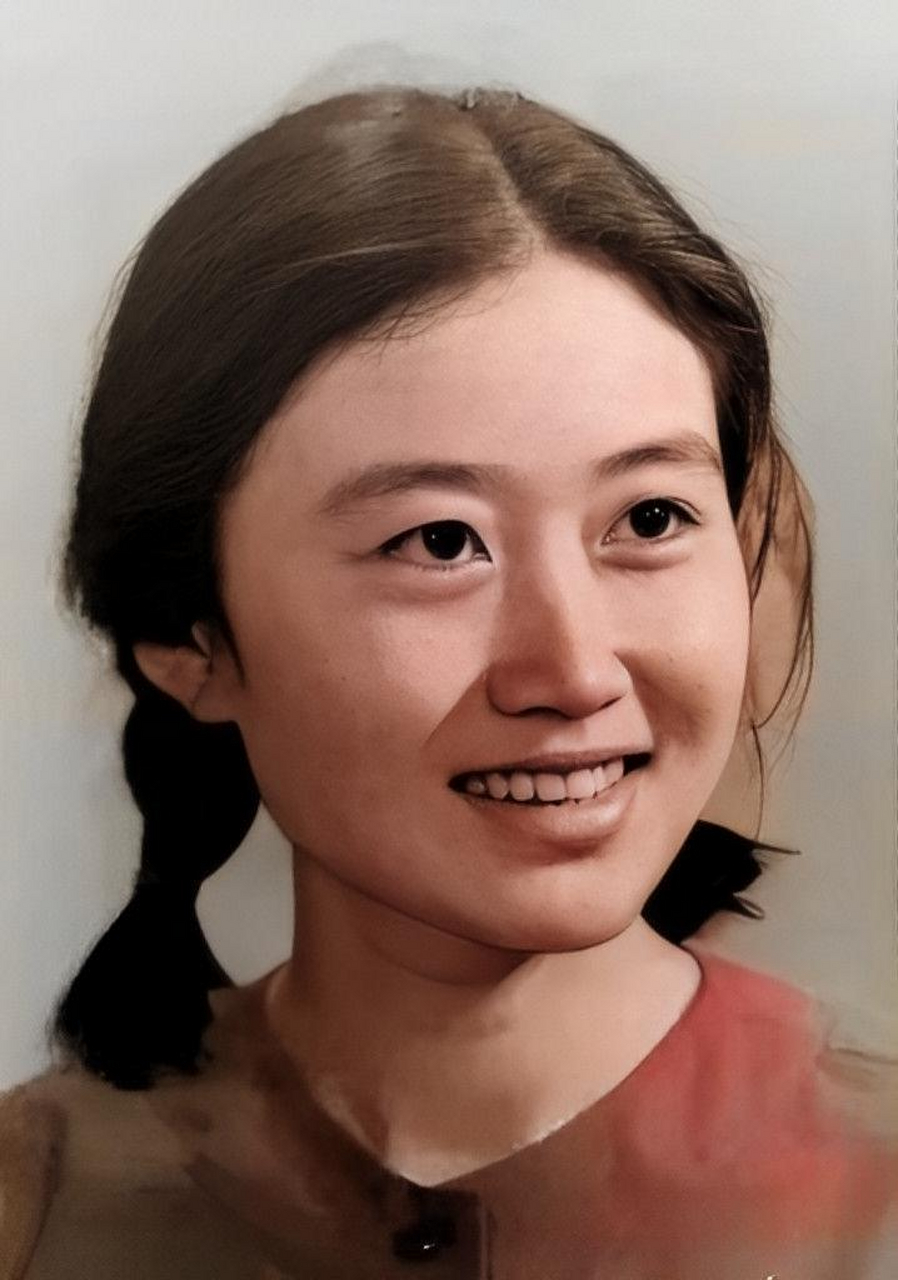 谢小沁的人生原本一帆风顺,因为父亲与做错有关,转折点发生在1980年