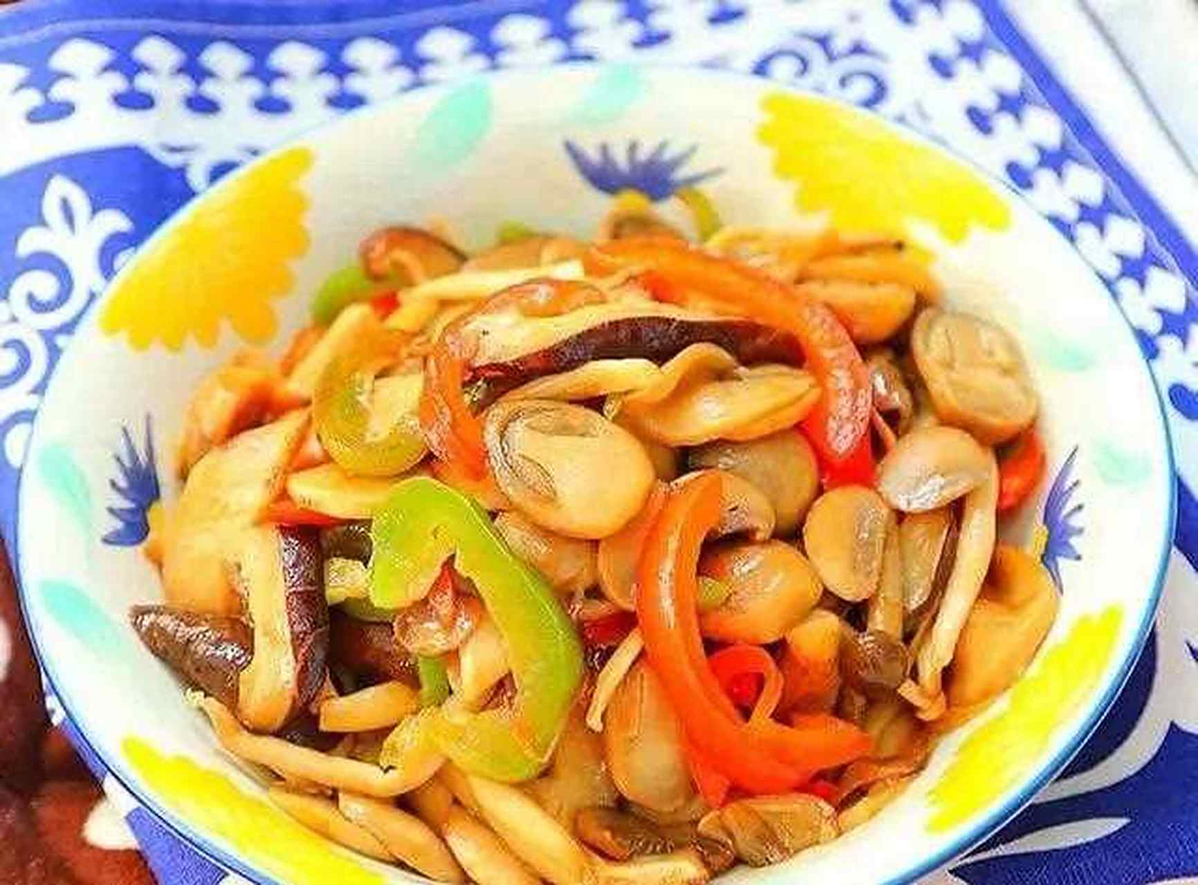 [抓狂] [三哈]  食材:[吐]  混合蘑菇500克,红色彩椒半个,青椒半个