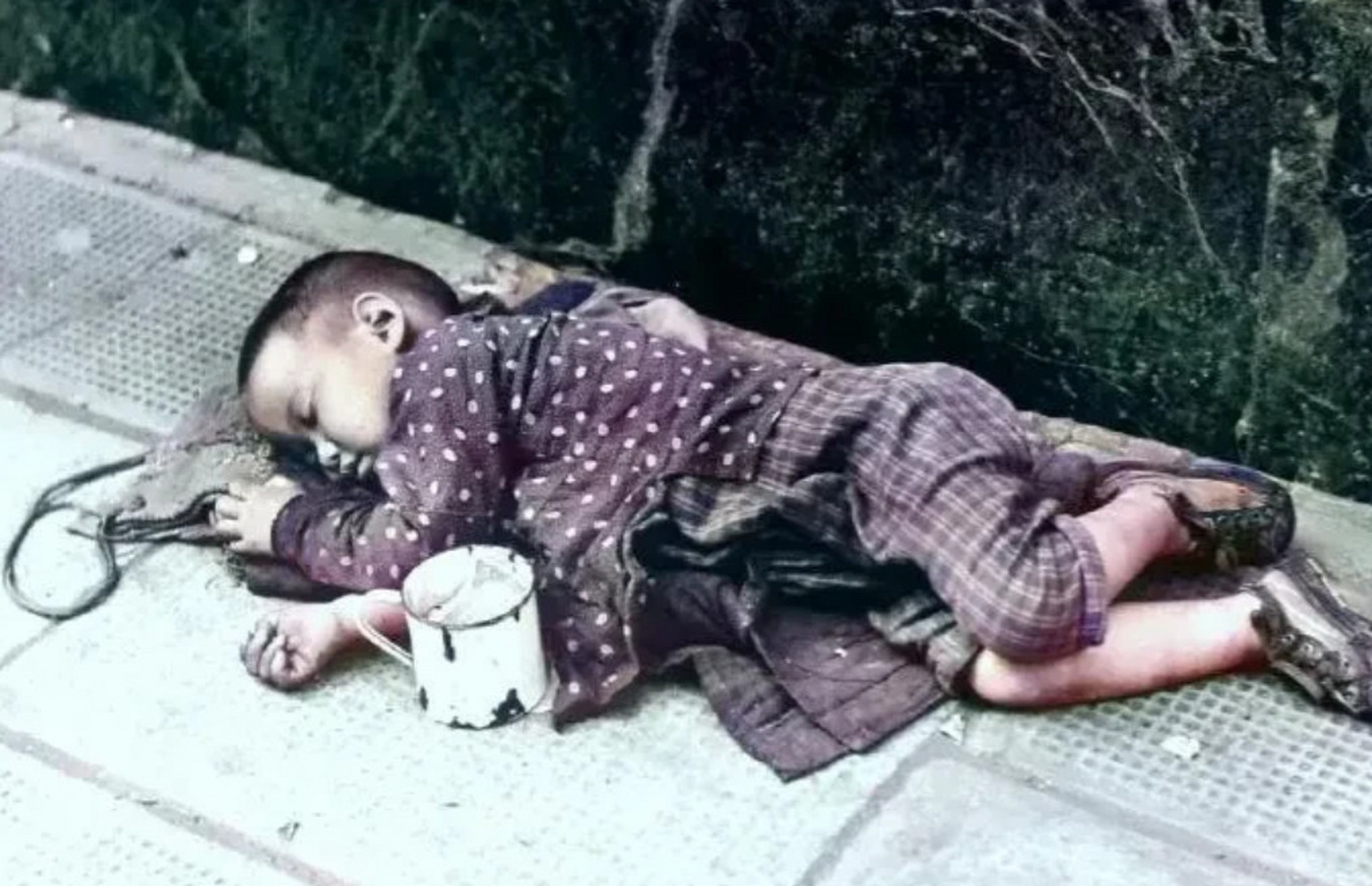 1948年的上海街头,一名衣衫褴褛的小男孩正趴在地上昏昏睡去.