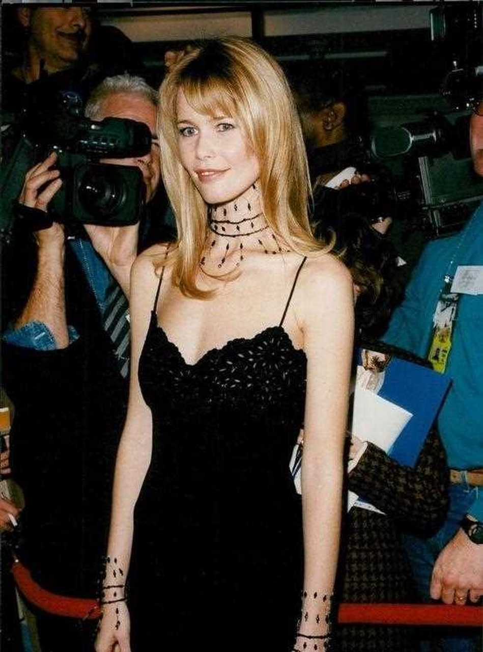 雪花娘娘在t台上的黑裙穿搭,真是优雅又高贵,她的气质又甜又成熟,也