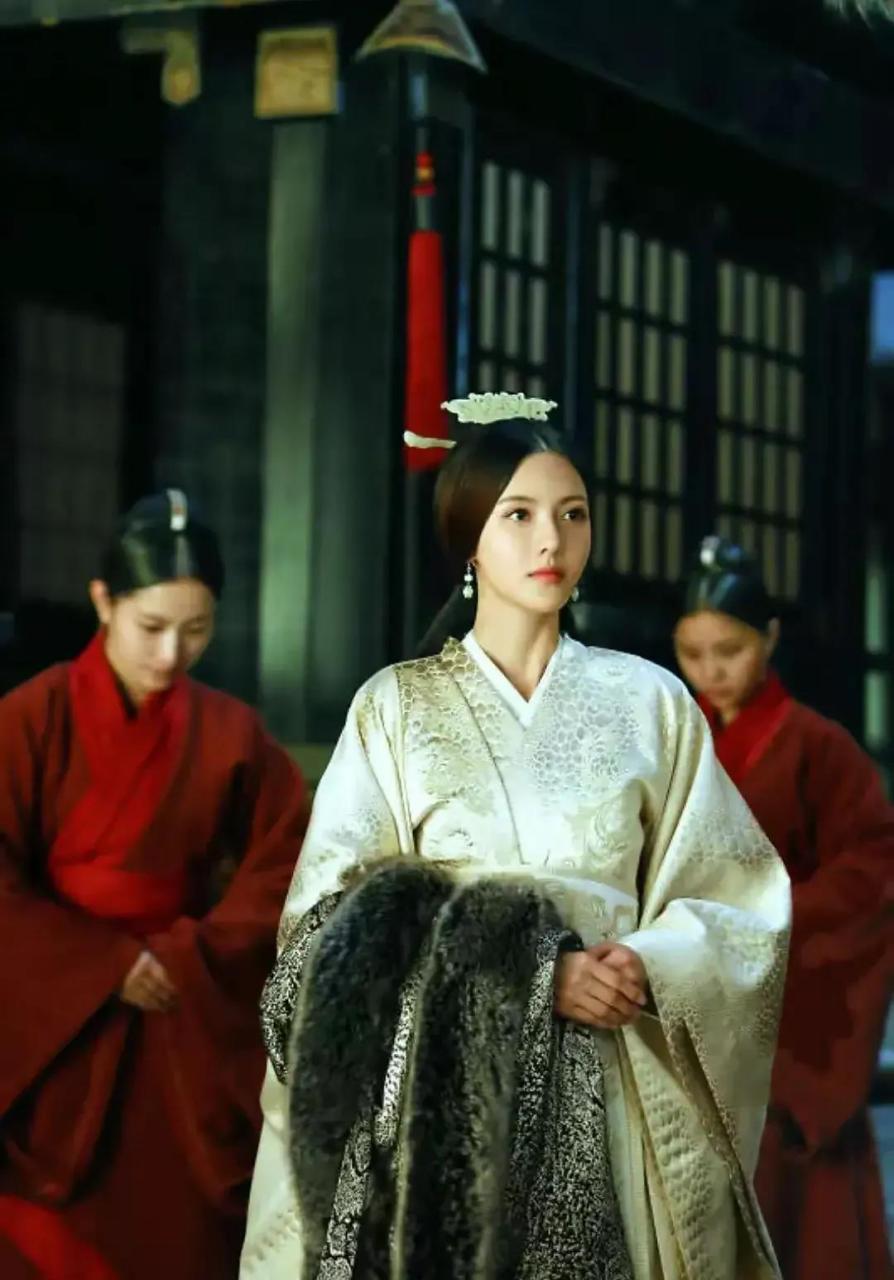 252年,71岁的孙权病重,20岁出头的潘皇后日夜照顾,疲惫不堪.