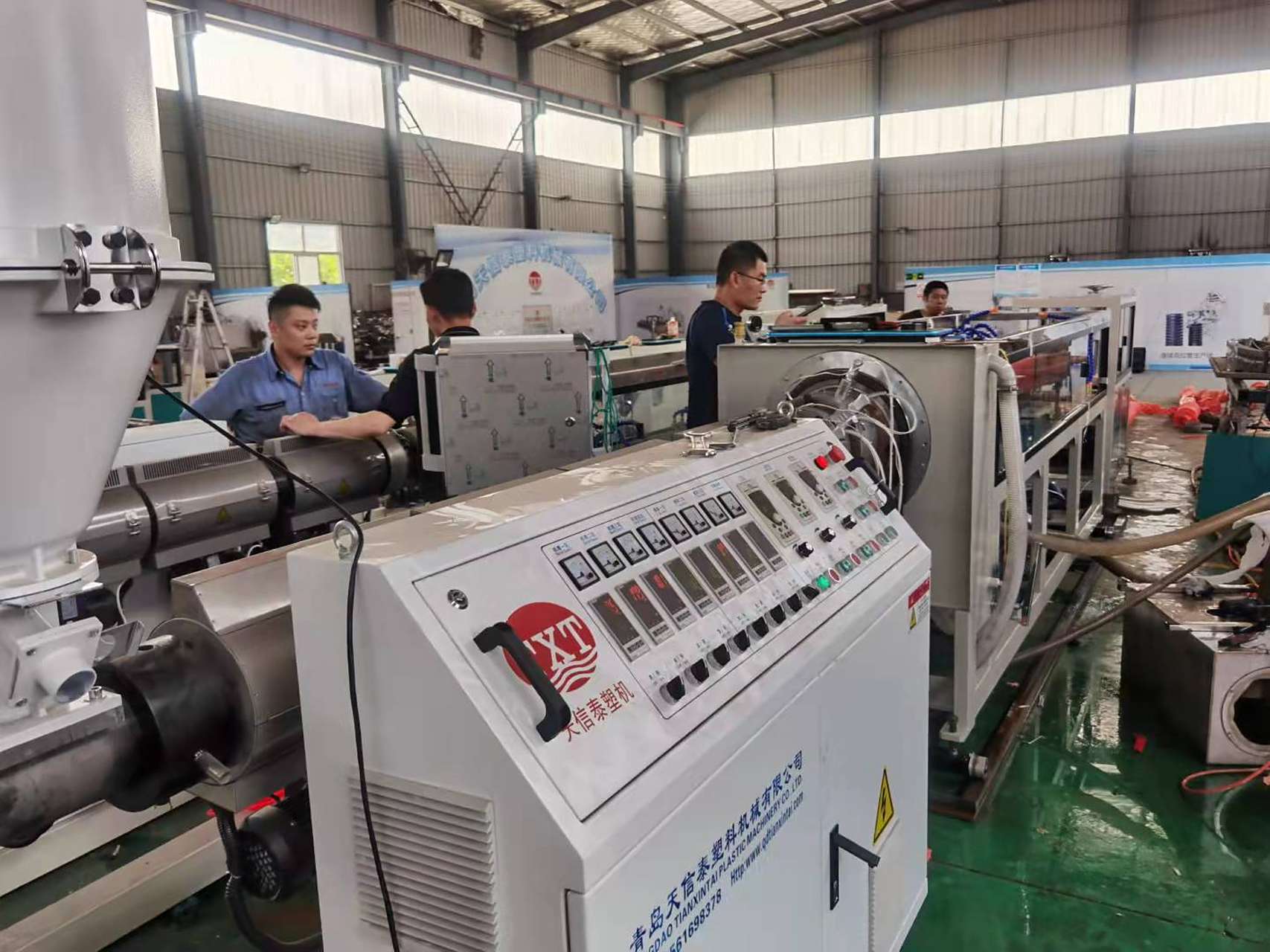 pe碳素螺旋管生产线是用于生产pe碳素螺旋管的专业塑料管设备