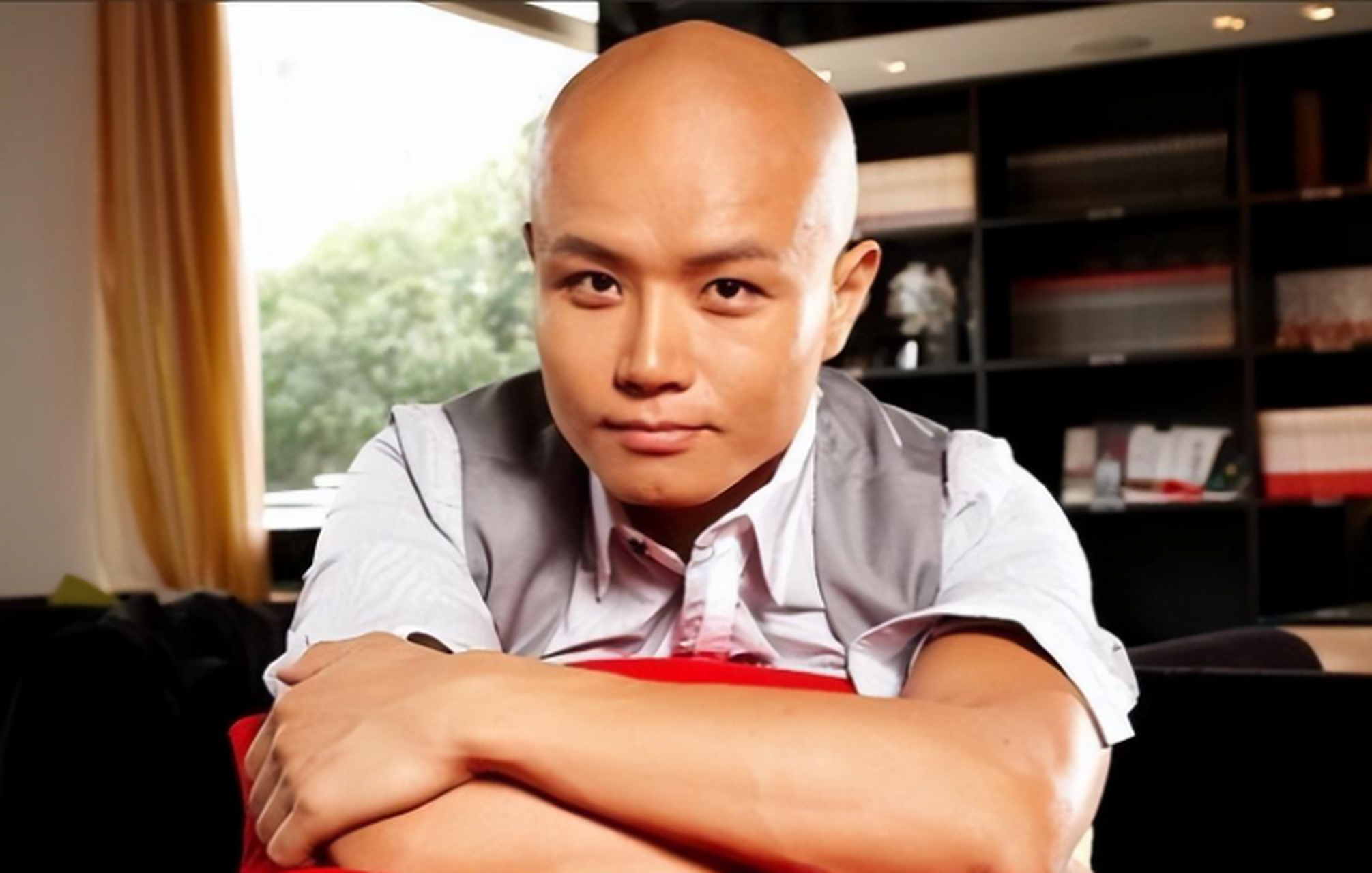 在《非诚勿扰》的舞台上,有两个光头令人瞩目,一个是心直口快点评的