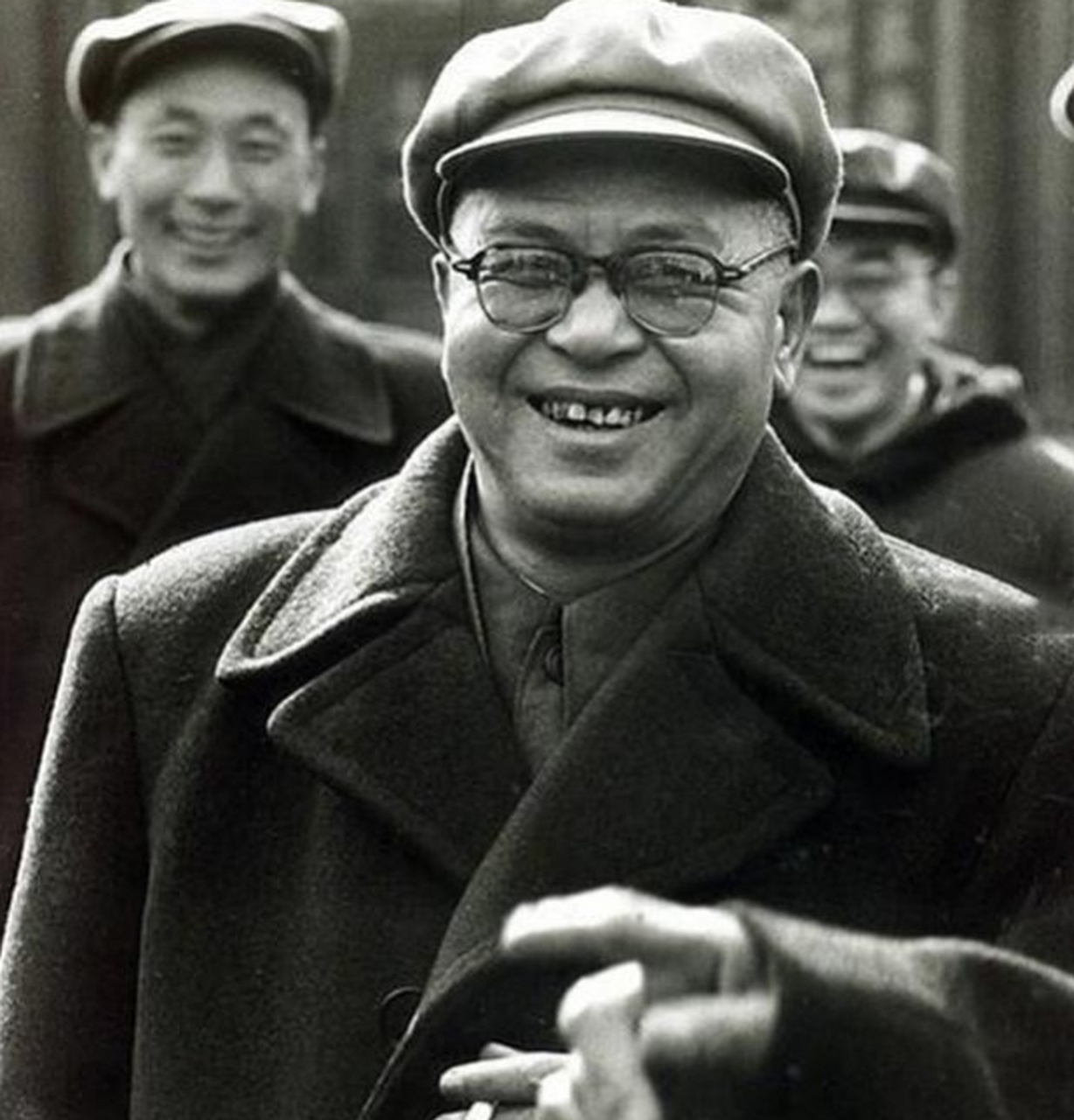 1934年,著名历史学家吴晗向瘫痪在床的袁震表白,却遭到了拒绝"我久病