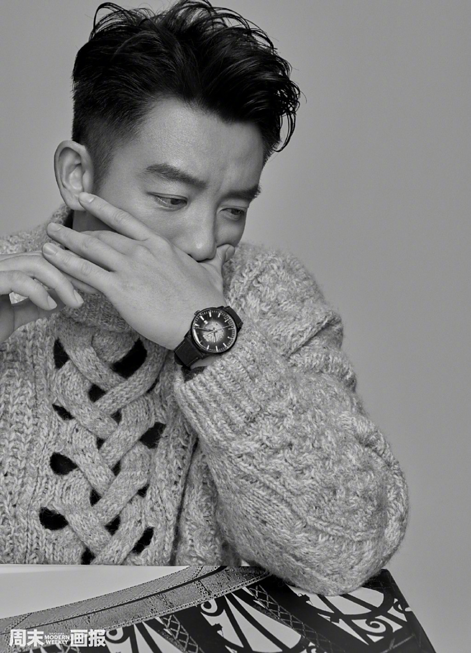 郑恺# #娱乐最前沿# 郑恺都市手绘大片,郑恺登上《周末画报》新刊