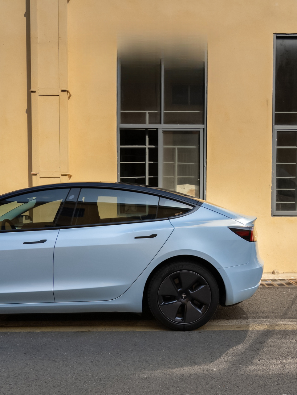 特斯拉的新衣:马卡龙爵士蓝的甜美与酷炫交融  马卡龙爵士蓝,这是一种