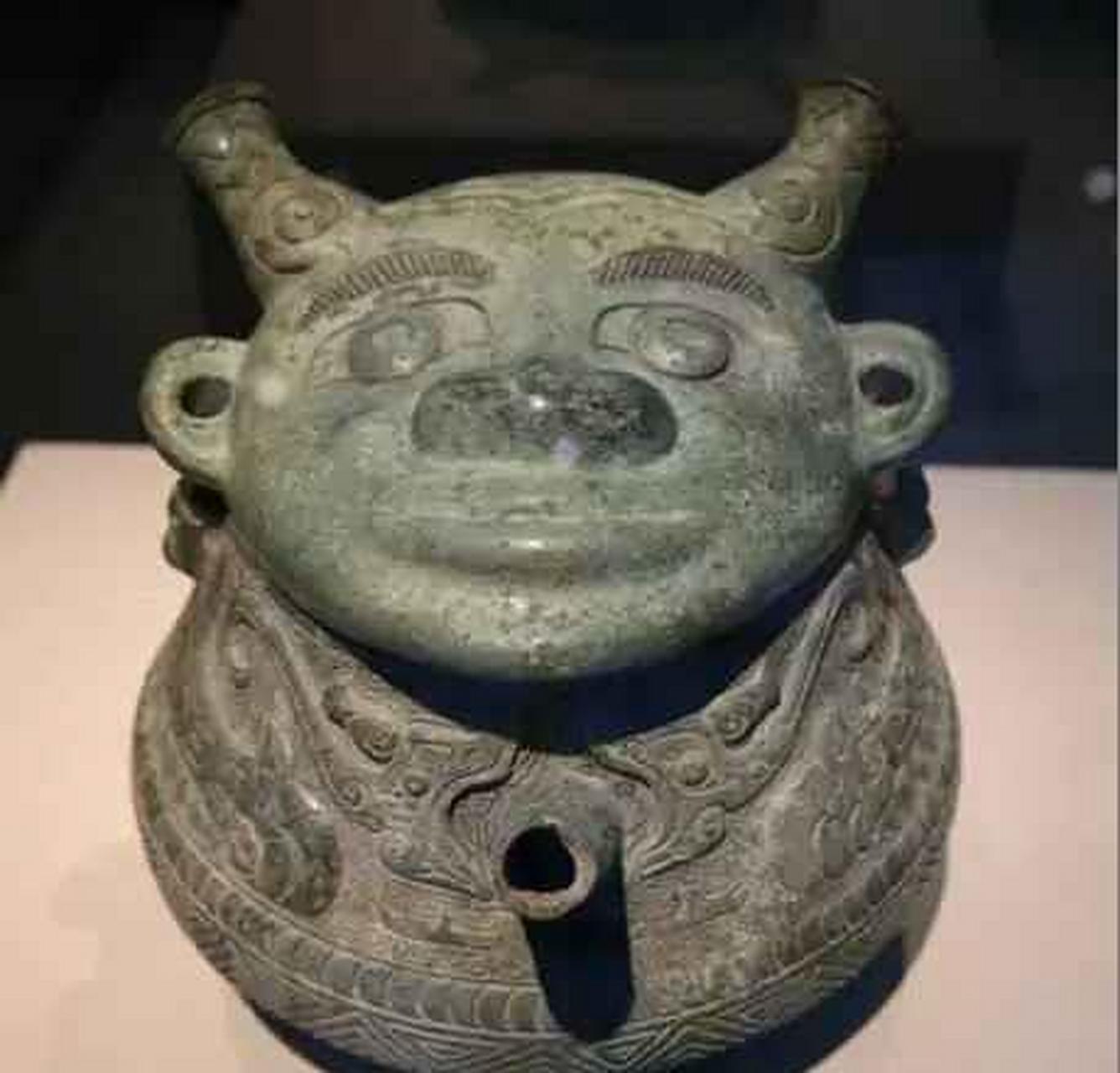 因为它的盖子刻画着一张人的面孔,所以考古学家一