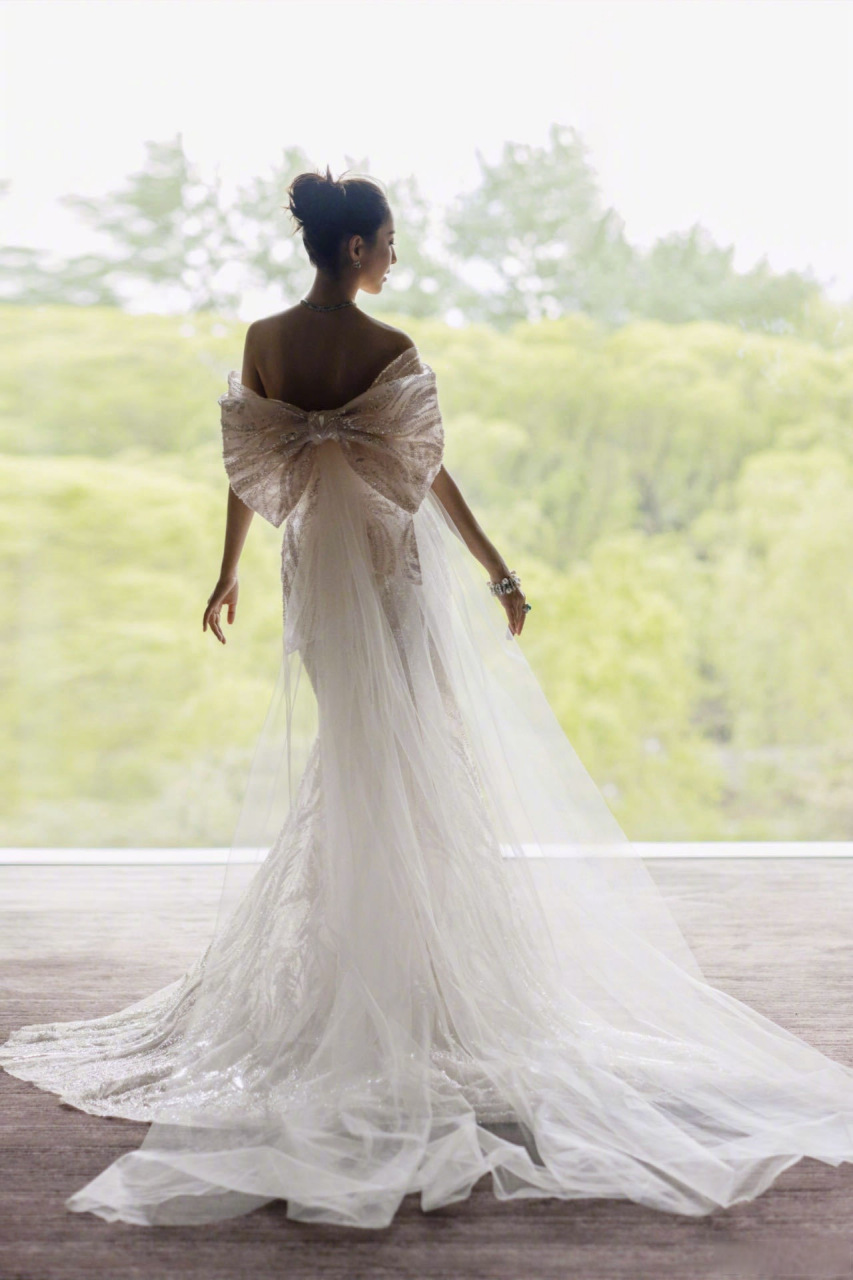 [期待][期待]  #佟丽娅后背蝴蝶结# #佟丽娅