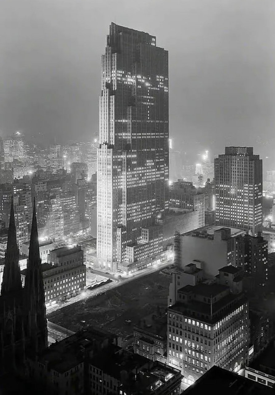 这张纽约市洛克菲勒中心大厦的照片,拍摄于1933 年,距今近90年,但看