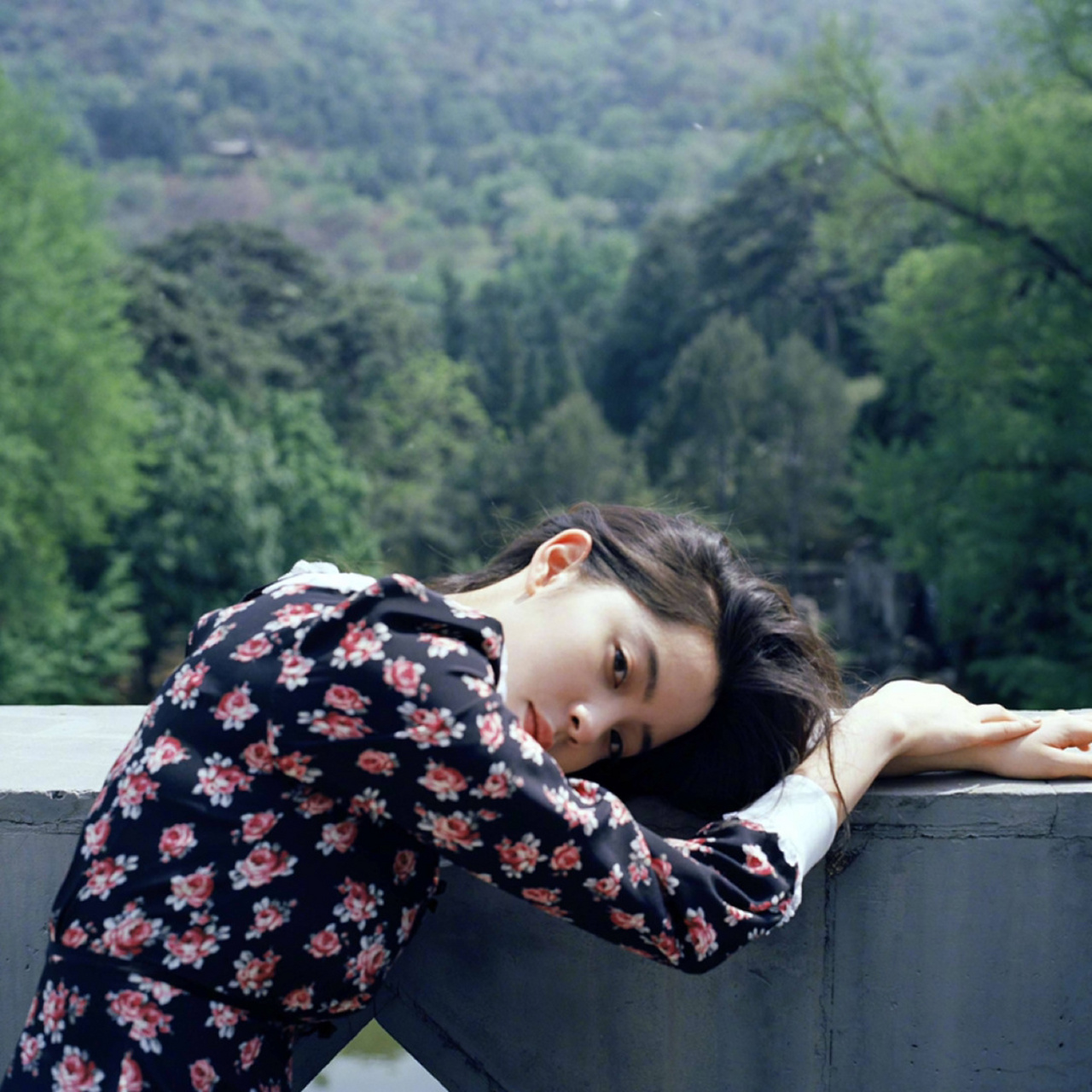 欧阳娜娜私服穿搭 碎花连衣裙也可以古典少女 欧阳娜娜夏日写真穿搭