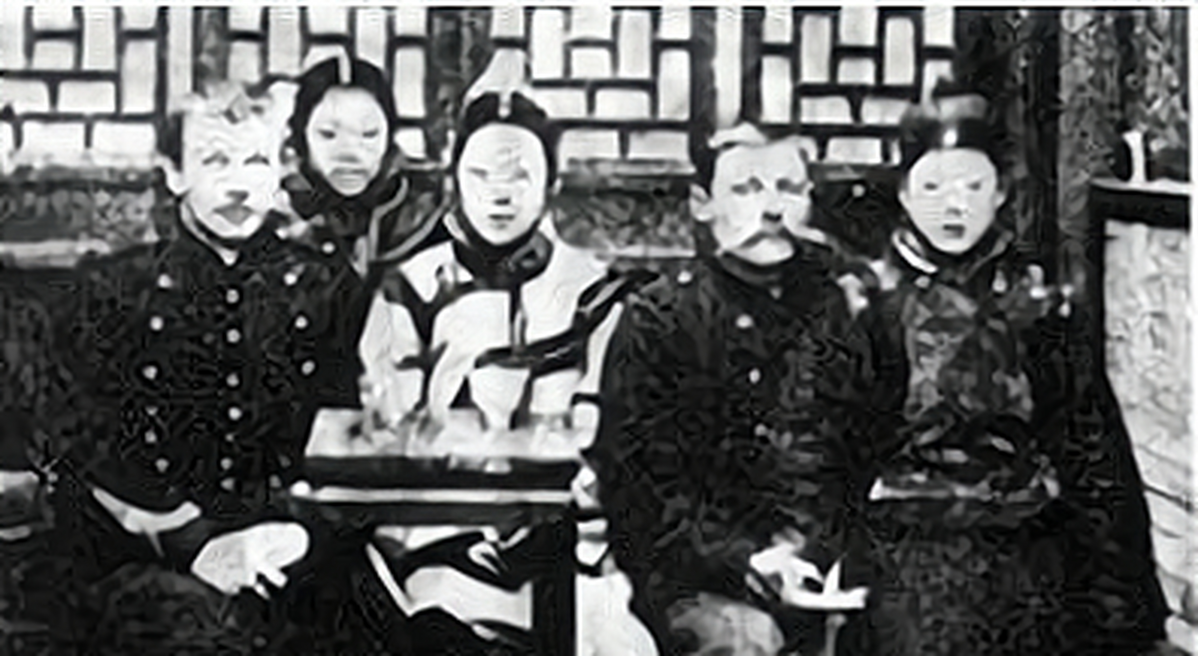 赛金花入府之后,洪钧对她十分宠爱,原配夫人看在洪钧的面子上,也不曾