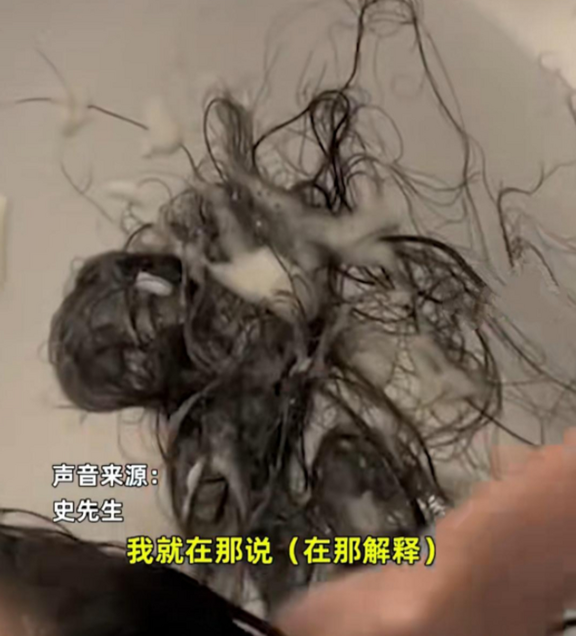 一哺乳妈妈去理发店理发时,头发抓一把掉一把,一旁的丈夫怕吓着人家