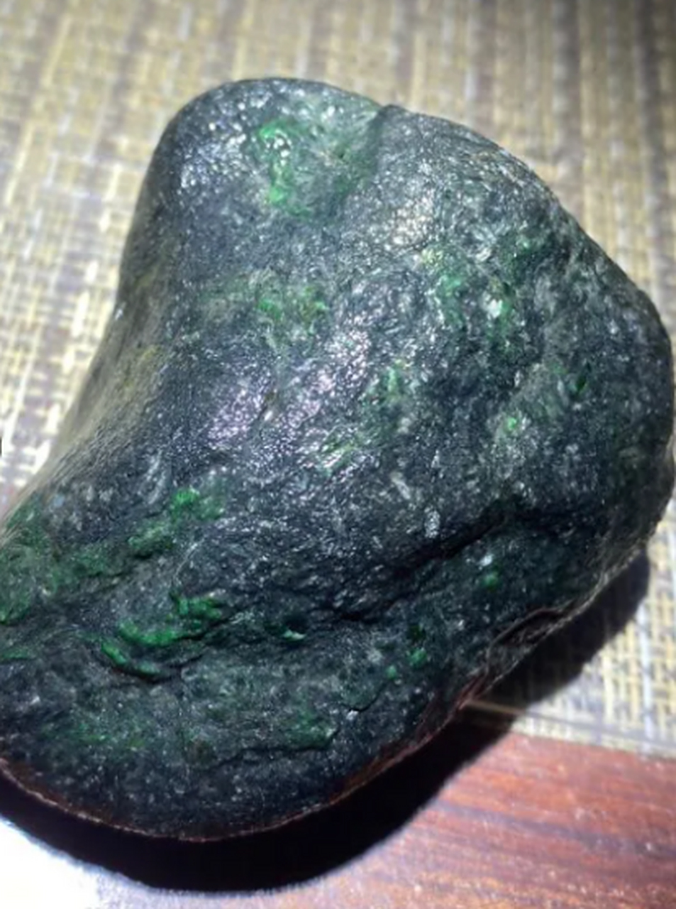 点击头像看直播##翡翠原石# 240克莫湾基牌子色料,皮壳老辣,品相咕刎