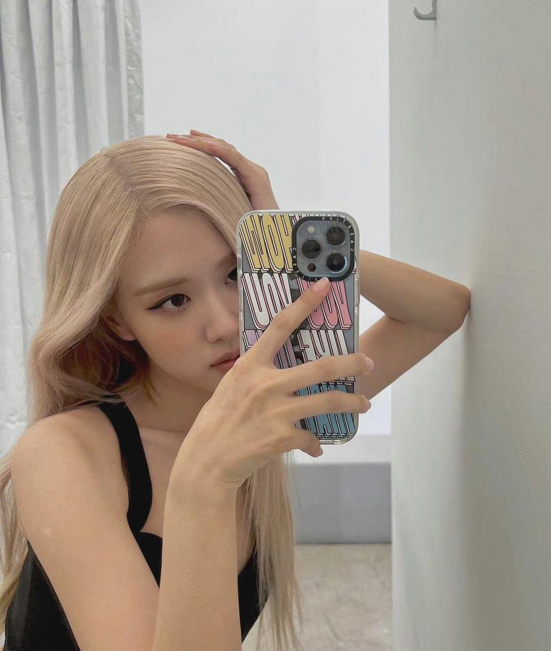 rose朴彩英对镜自拍 金色头发与复古黑色背心,美丽气息中透露着一丝