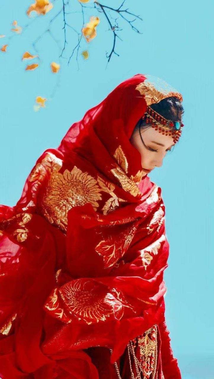 东宫:其实额饰是小枫红衣造型的一个亮点,点缀了眉眼,显得明媚鲜妍.