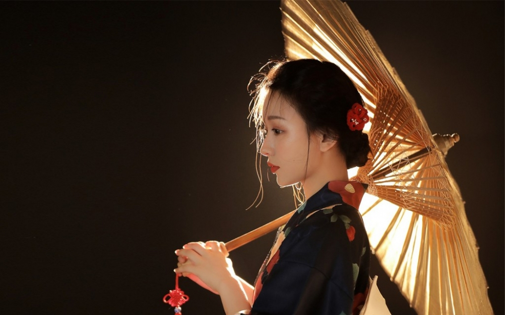 黑色系和服美女美艳动人 女主穿黑色和服就觉得超好看,黑色真的超特别