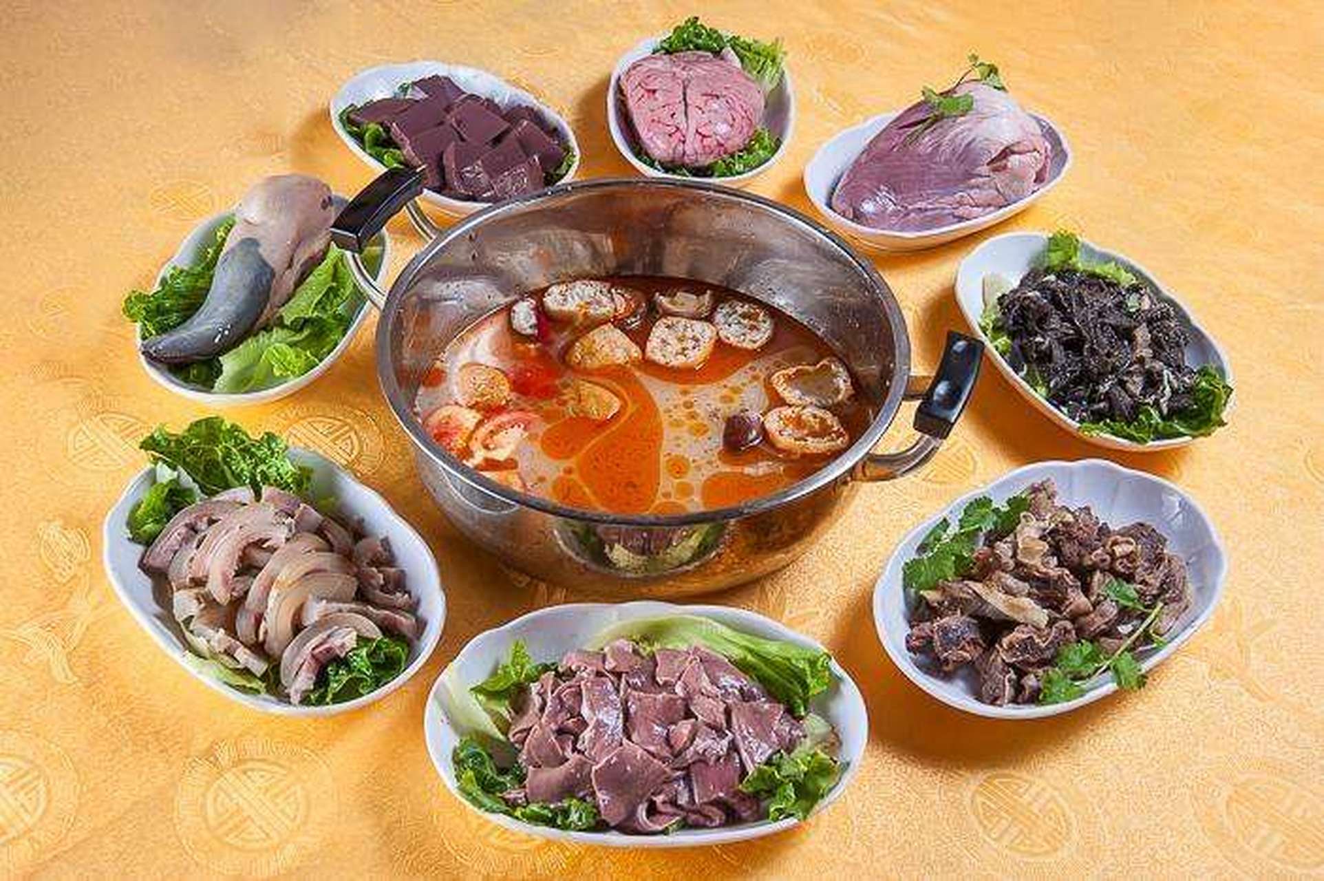 "牛八宝"起源于广东湛江,属粤菜中的烫菜.