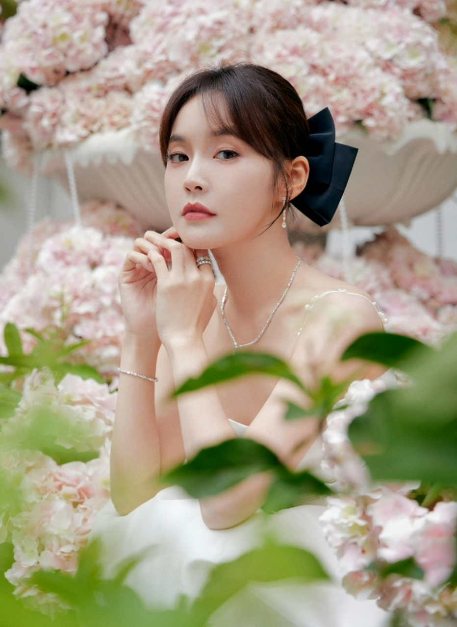 清纯甜美,温婉可人的#张佳宁# 雪肤玉貌,冰清玉洁,香肩玉背,美艳绝伦