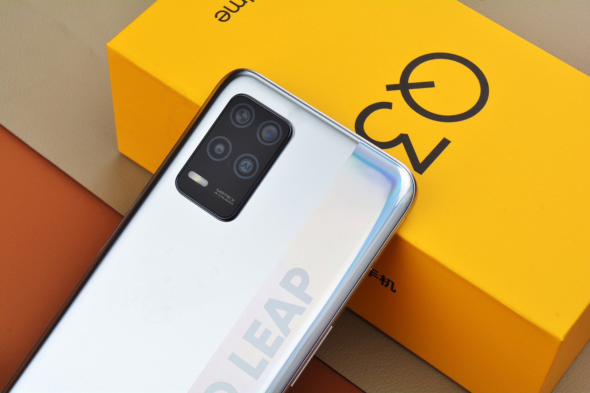 realme 真我q3「迷幻银」拍了一组图赏:很难想象在189g手机里面搭载了